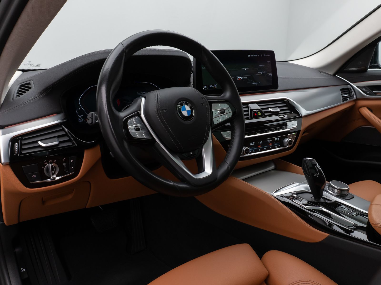 Fahrzeugabbildung BMW 520d xD LuxuryLine Panorama Laser TV HUD DAB H/K