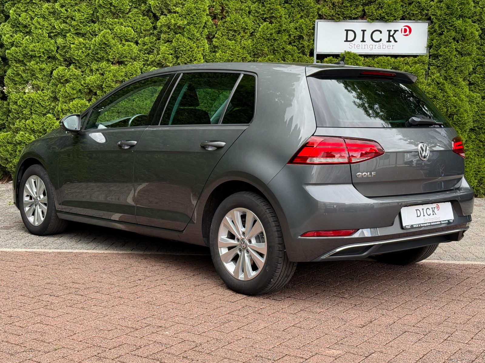 Fahrzeugabbildung Volkswagen Golf 1.6 TDI DSG Lim Comfortline NAV+SHZ+PDC+MFL