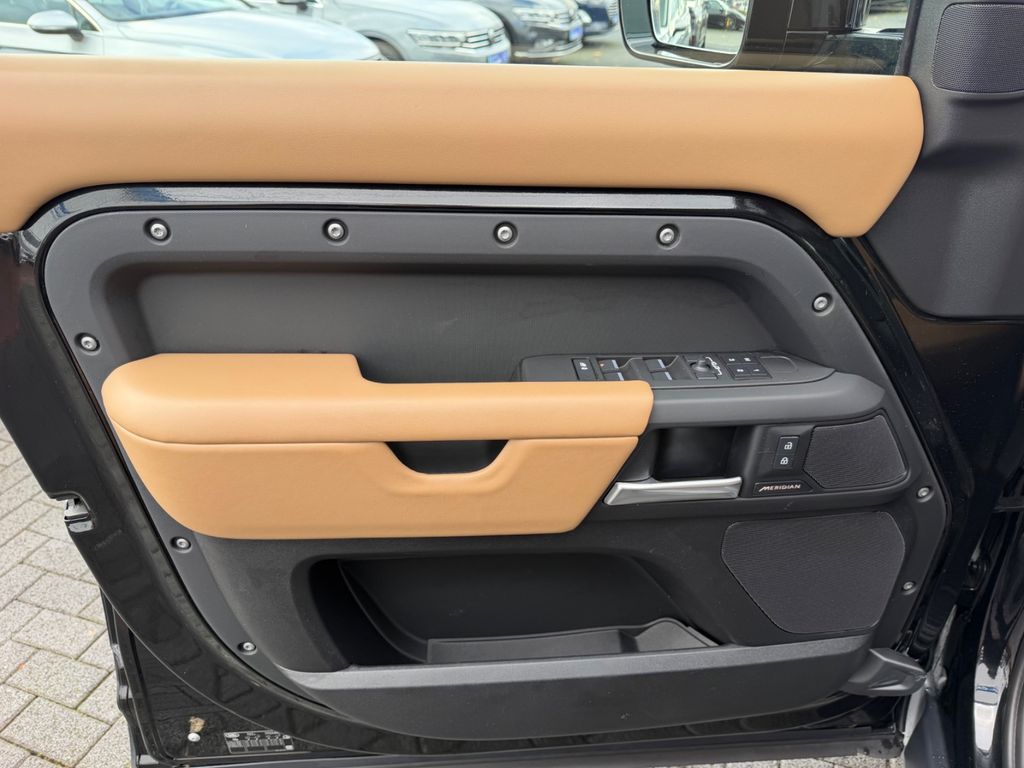 LAND-ROVER Defender 2024