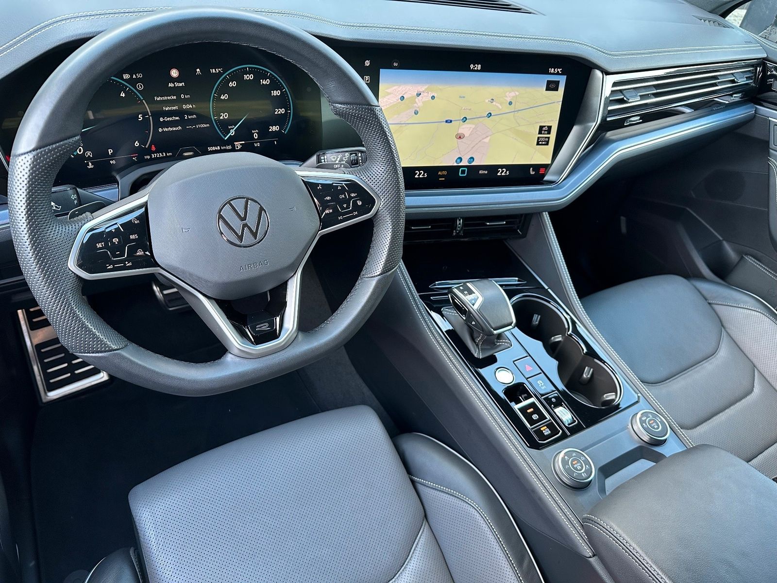 Fahrzeugabbildung Volkswagen Touareg 3.0 V6 TDI 4M R-Line NAV+LED+20ZOLL+AHK