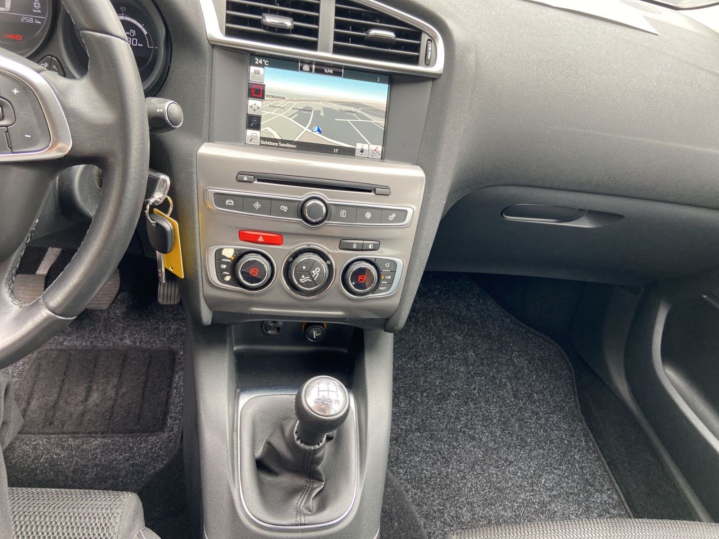 Fahrzeugabbildung Citroën C4 Select 1.6 BlueHDi 100 Navi Notbremsass.Temp