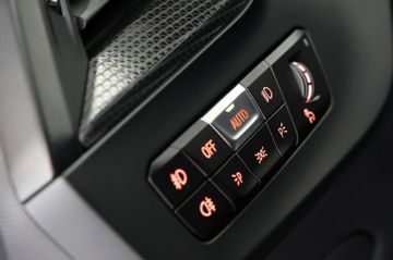 BMW 118d Aut. Sport Line Shadow PANO HUD H&K RFK