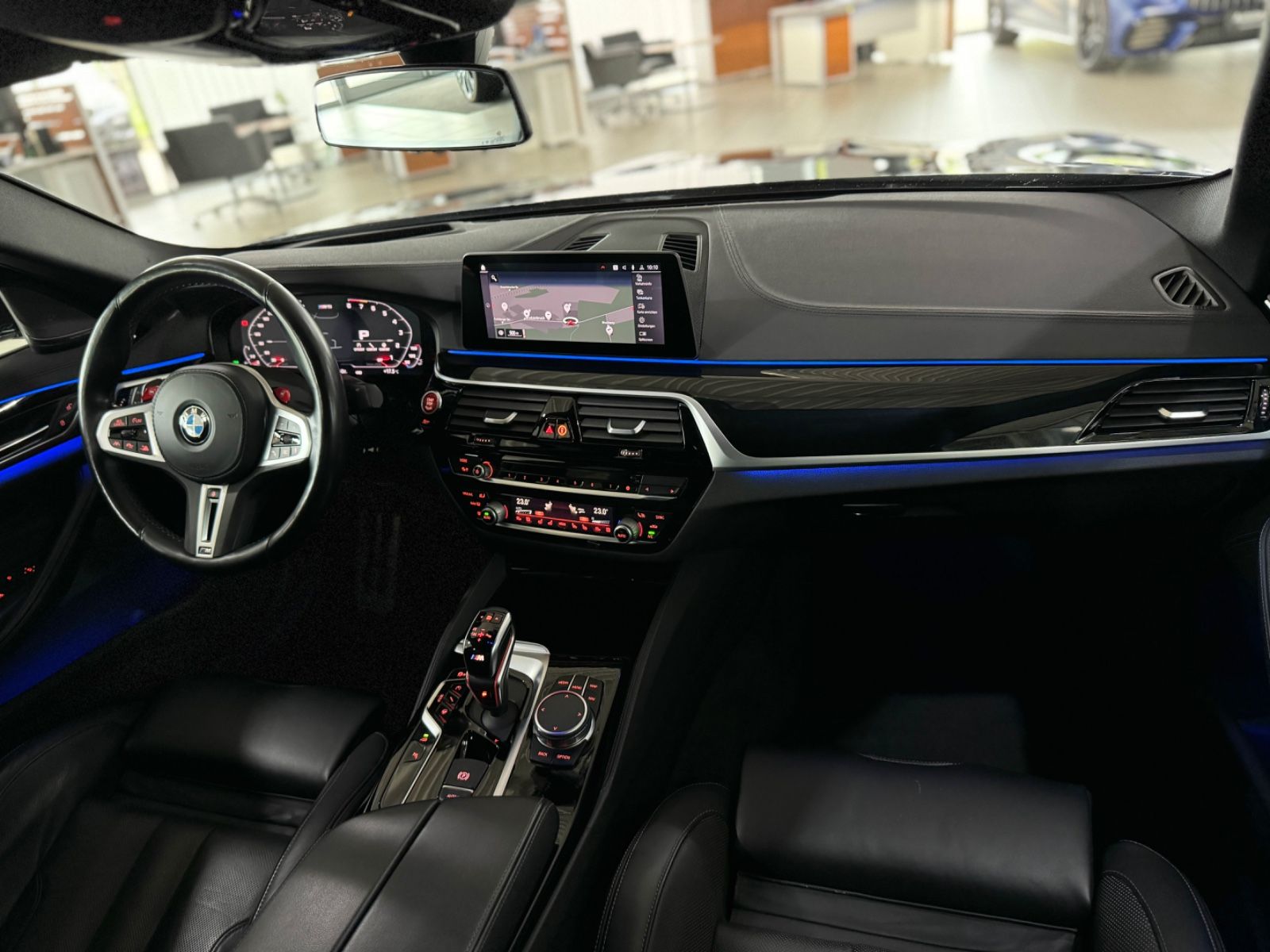 Fahrzeugabbildung BMW M5 xD Kamera H/K DAB HUD DisplayKey SoftCl ACC