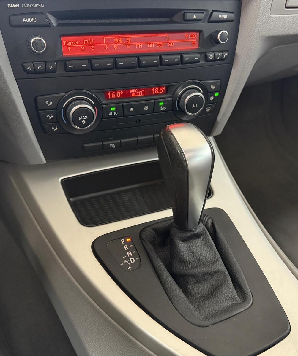 BMW 318 2011 — photo 17