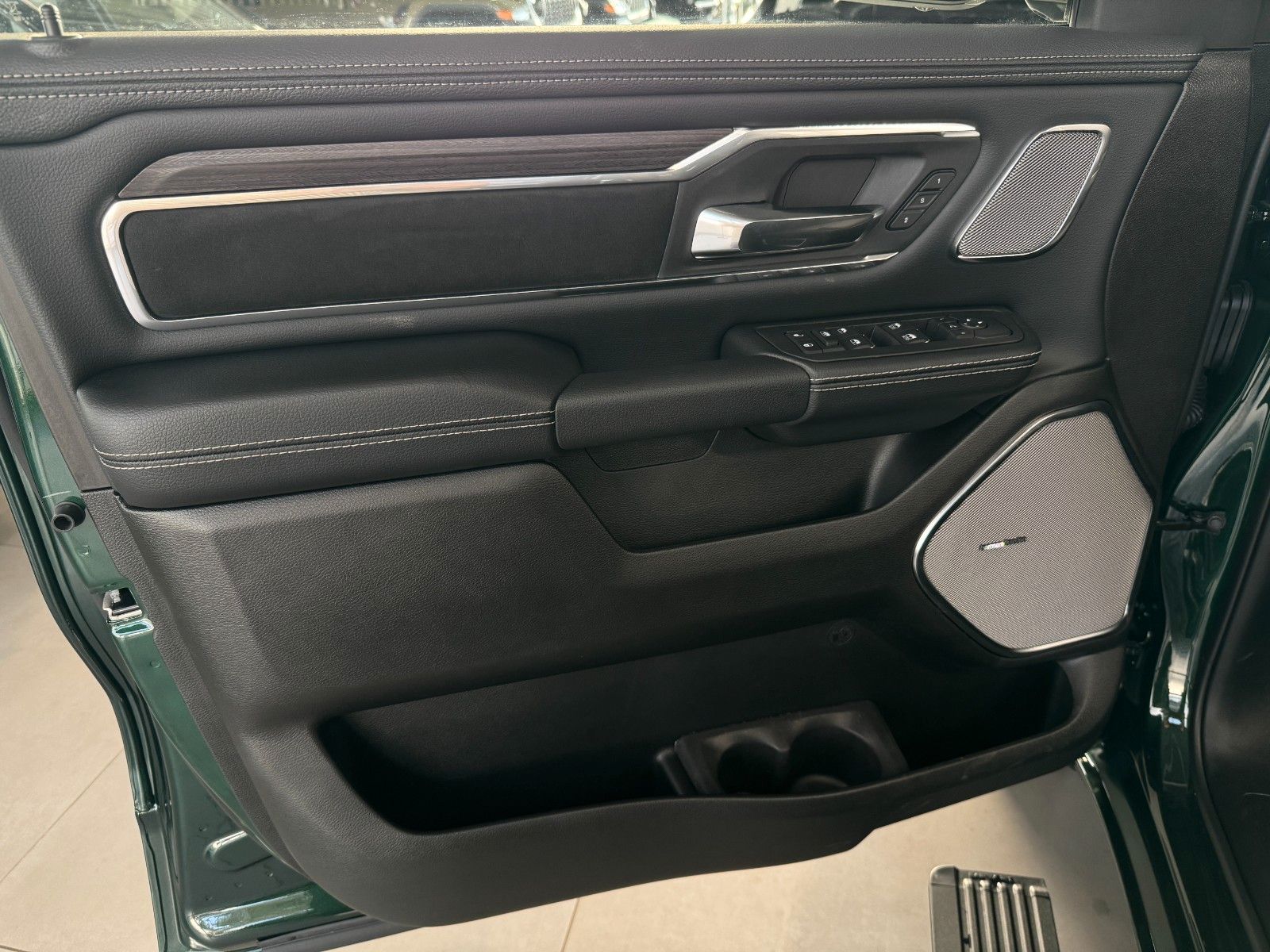 Fahrzeugabbildung Dodge RAM 1500 Crew Cab Laramie Night 5.7 V8 MY 2026