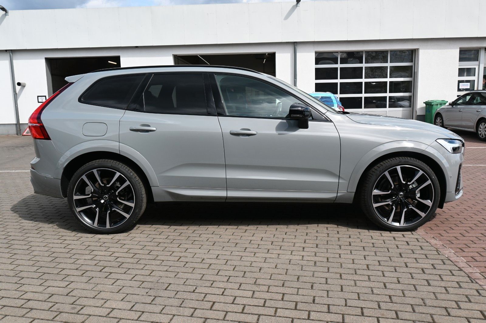 Fahrzeugabbildung Volvo XC60 B5 AWD Autom. Ultra Dark*360°*LUFT*ACC*AHK