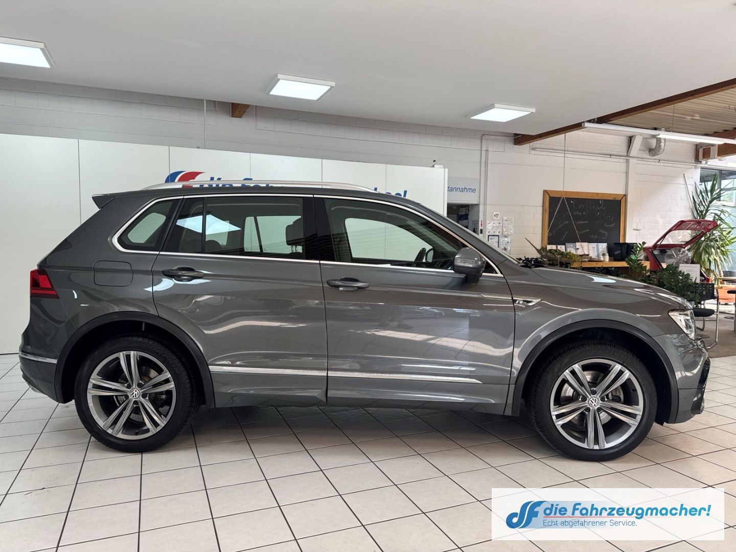 Fahrzeugabbildung Volkswagen Tiguan Highline R-LINE 4Motion 2.0 TSI DSG Sport