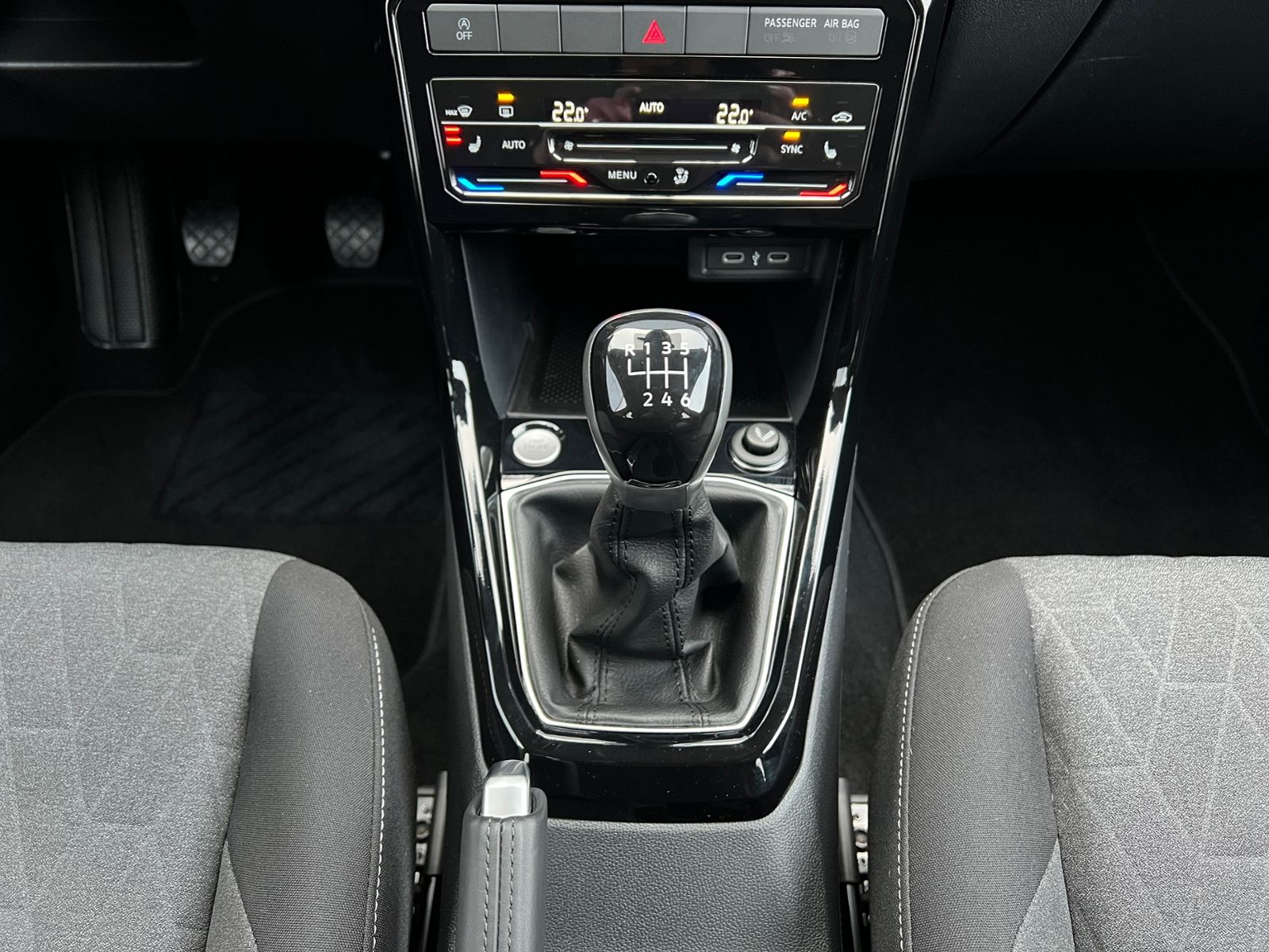 Fahrzeugabbildung Volkswagen T-Cross Life 1.0 TSI *IQ.Light, Rückfahrkamera,