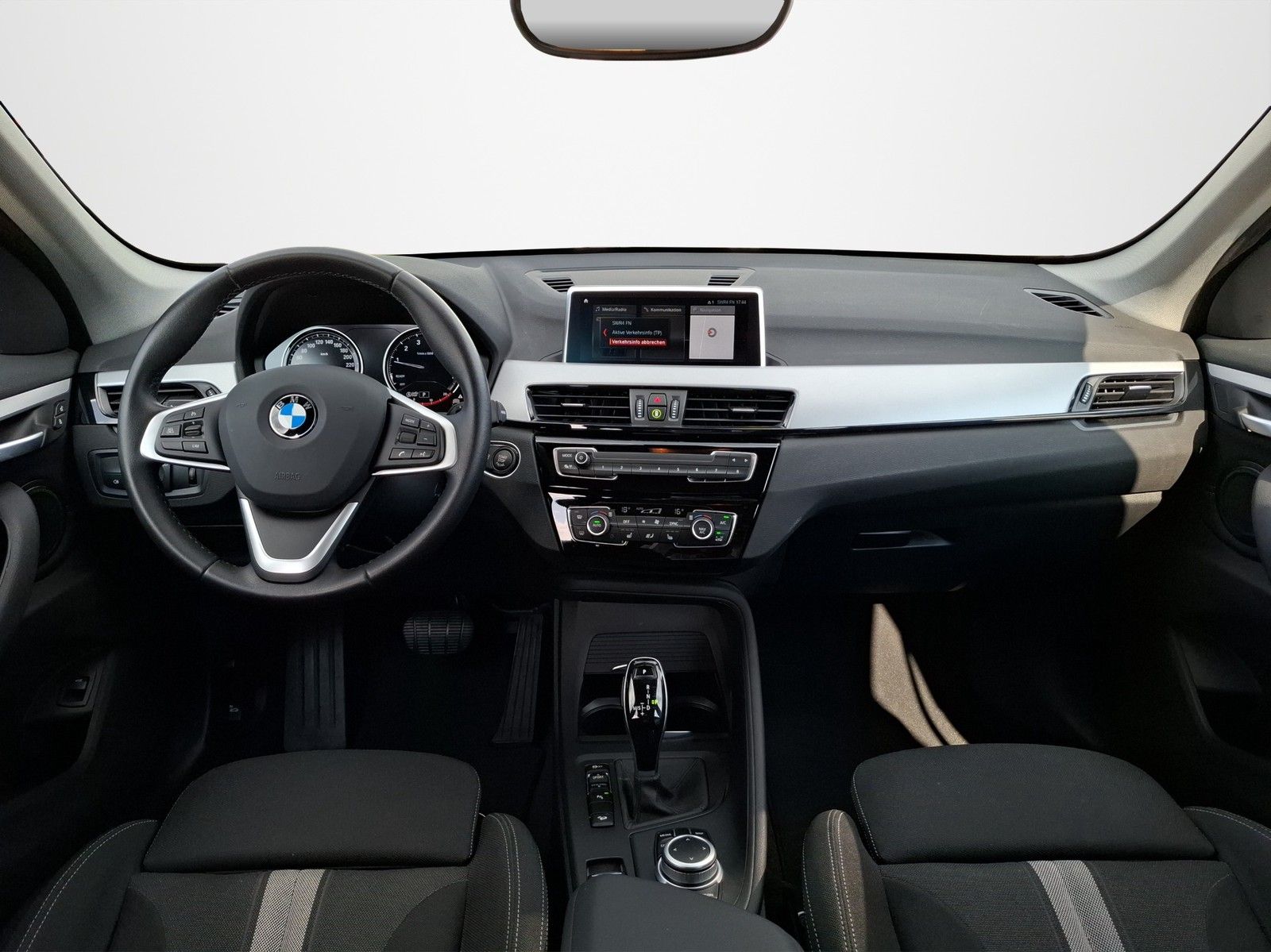BMW X1 xDrive 20 i Advantage AUTOMATIK / AHK / NAVI - Image 10