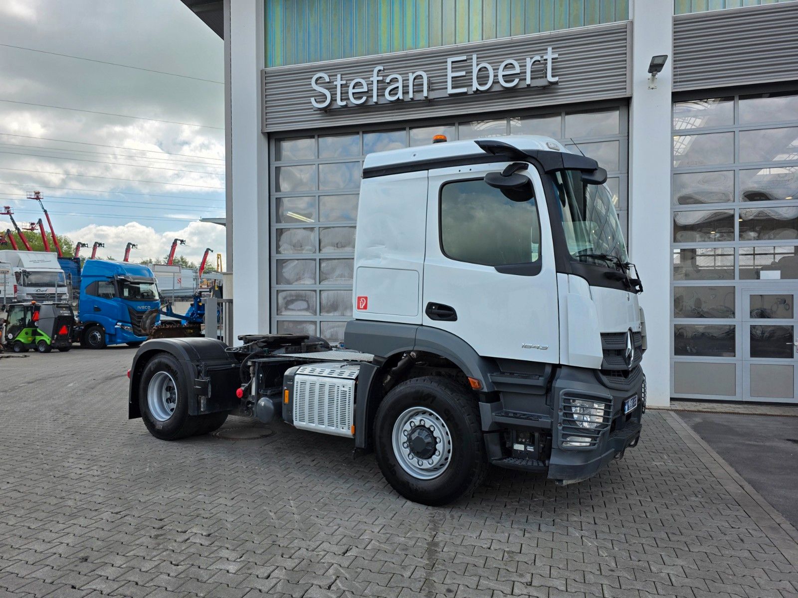 Fahrzeugabbildung Mercedes-Benz Actros 1843 LS 4x4 HAD Kipphydraulik 4 STÜCK