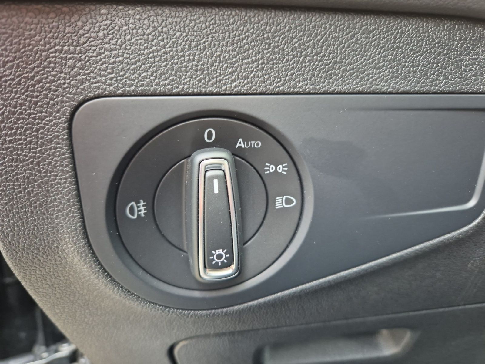 Fahrzeugabbildung Volkswagen Tiguan TSI United DSG LED Navi AID ACC Park-Assi