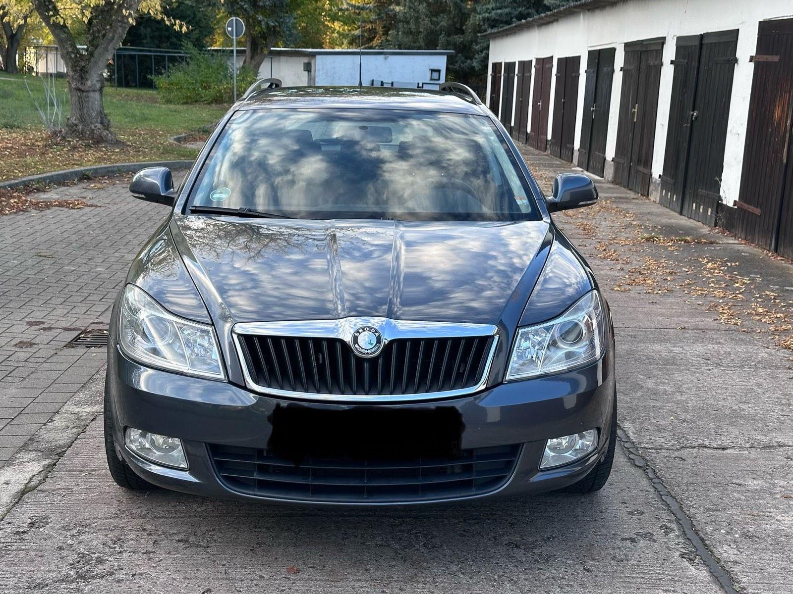 Skoda Octavia 2010 — interior
