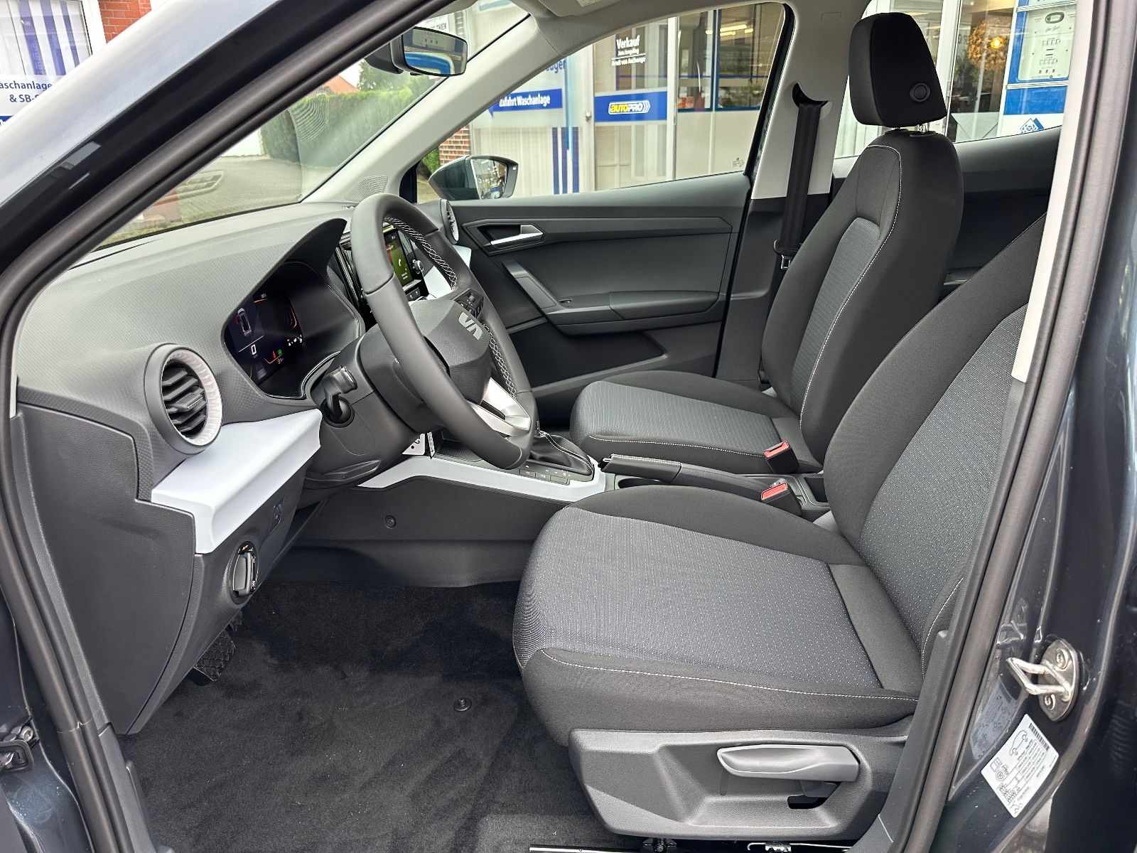 Fahrzeugabbildung SEAT Arona 1.0 TSI Style DSG ACC/LED/SHZG/PDC/GJR