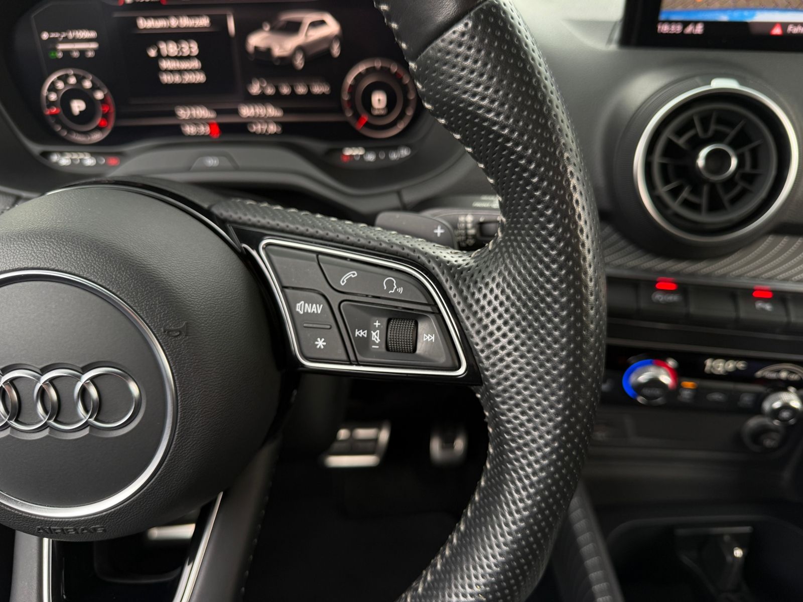 Fahrzeugabbildung Audi Q2 sport S line 35 TFSI KAM LED 19" Virtual