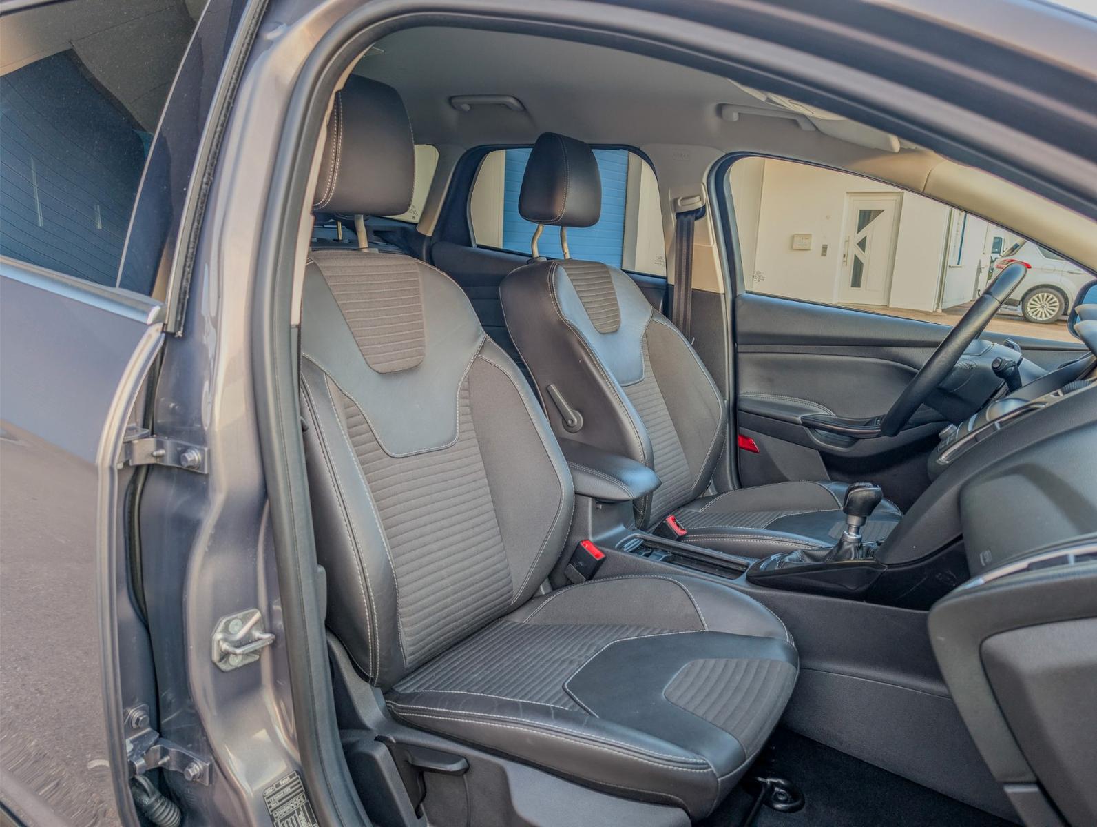 Ford Focus 2015 — photo 21