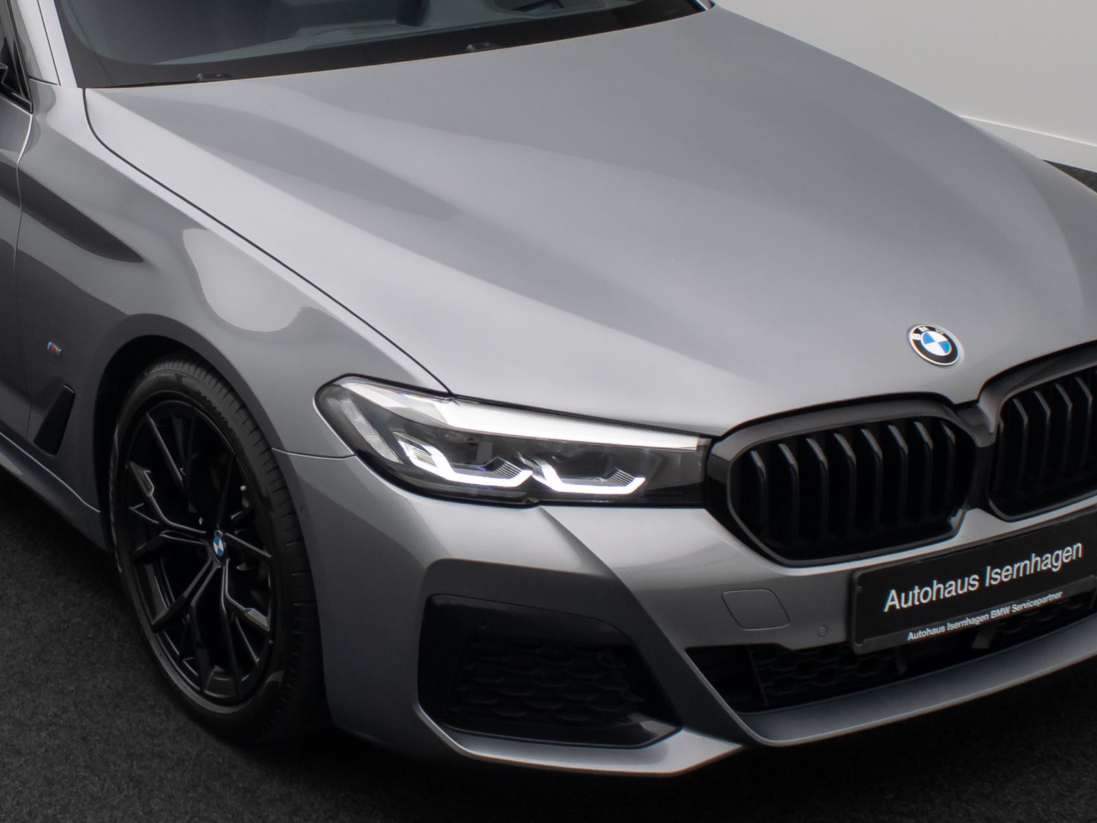 Fahrzeugabbildung BMW 520d xD M Sport HUD DAB Alarm H/K Kamera AHK 19"