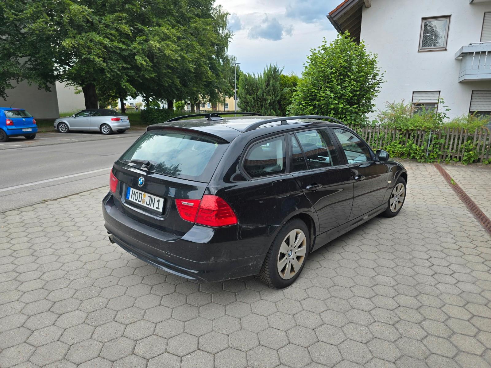 BMW 320 2009 — interior