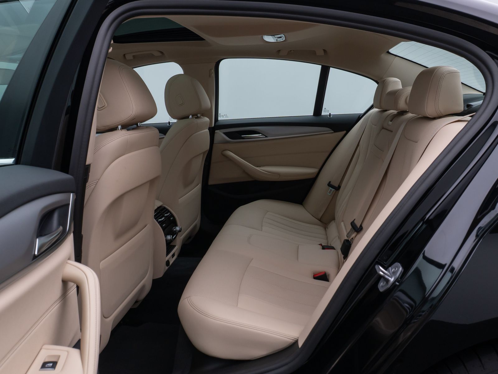 Fahrzeugabbildung BMW 530i Kamera Glasdach DAB Lenkrhzg Klima-4. Alarm