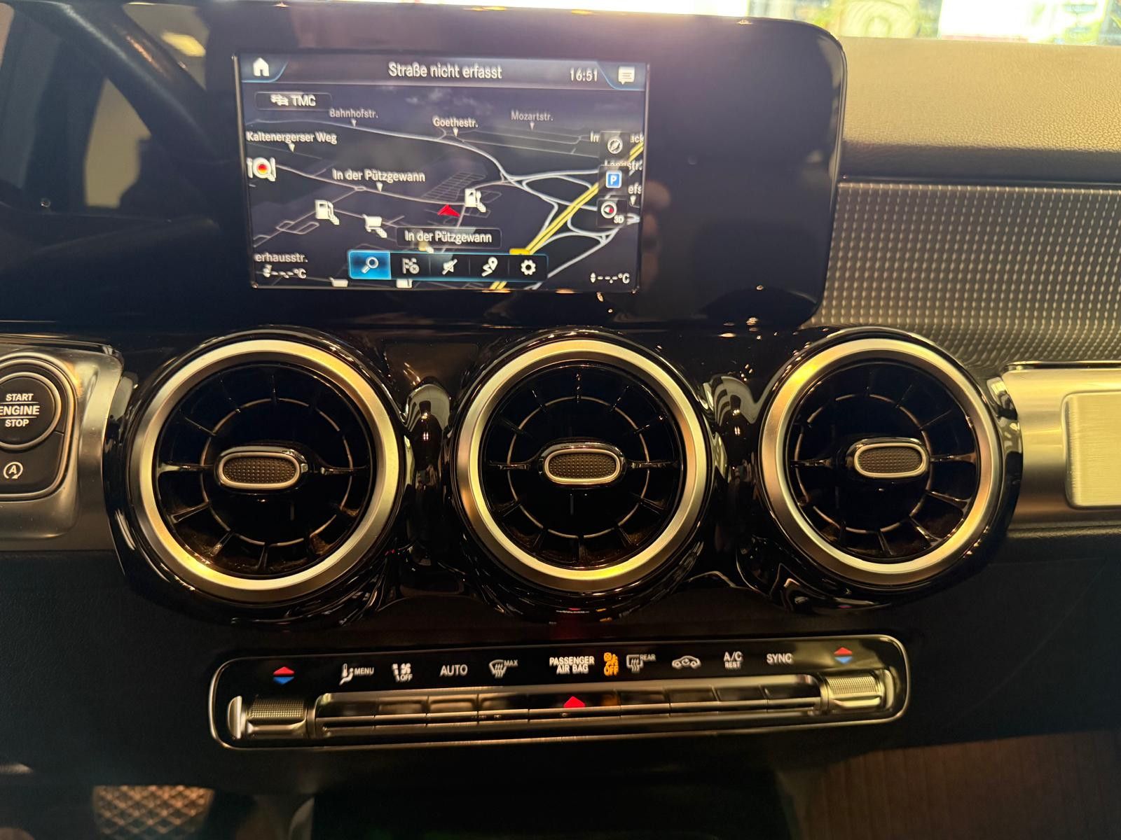 Fahrzeugabbildung Mercedes-Benz GLB 200 / SCHEKCHEFT / LED / NAVI / KAMERA
