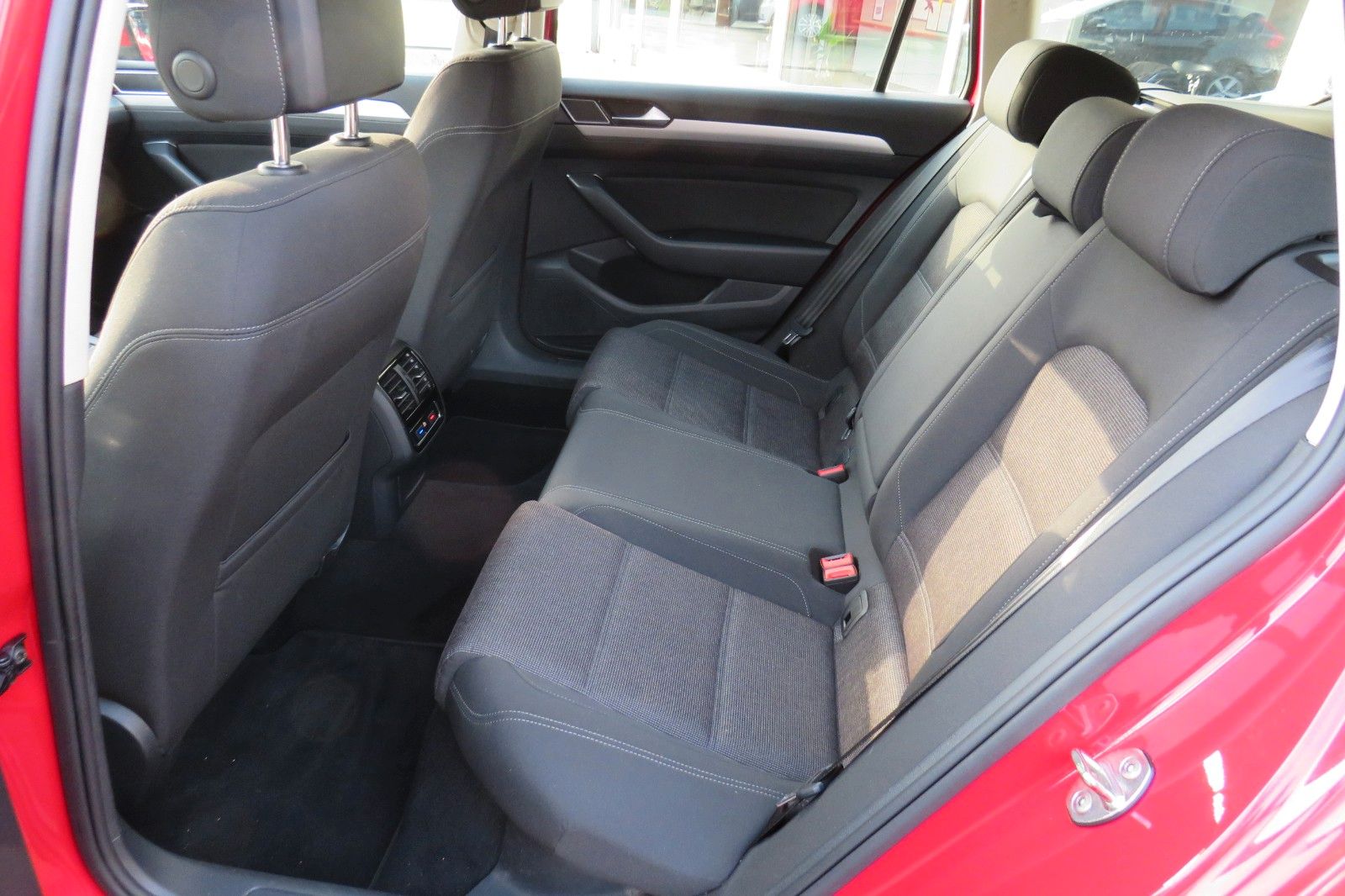 Fahrzeugabbildung Volkswagen Comfortline ACC LED KAMERA AHK NAVI APP-CONNECT