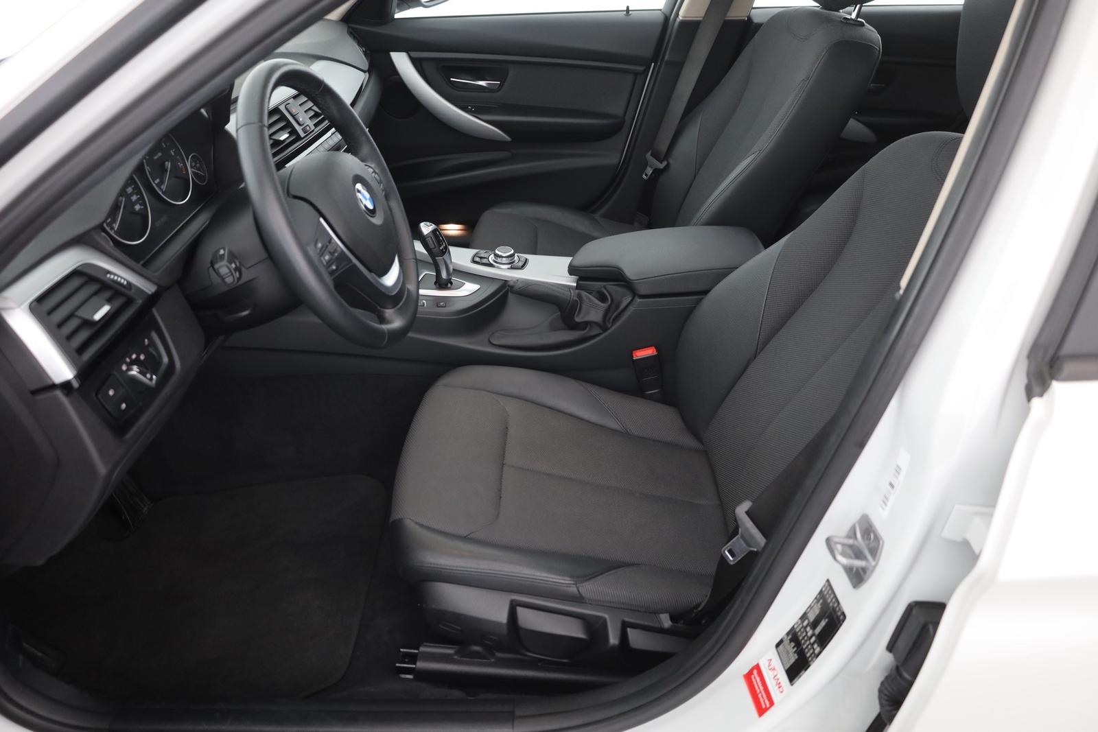 BMW 320i Touring Advantage LED Navi Schiebedach AHK