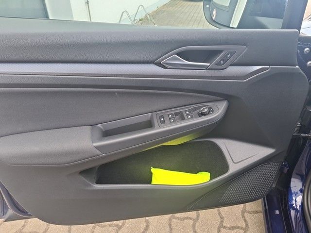 Fahrzeugabbildung Volkswagen Golf VIII TSI Active 5J-Gar Matrix AHK Navi Pano