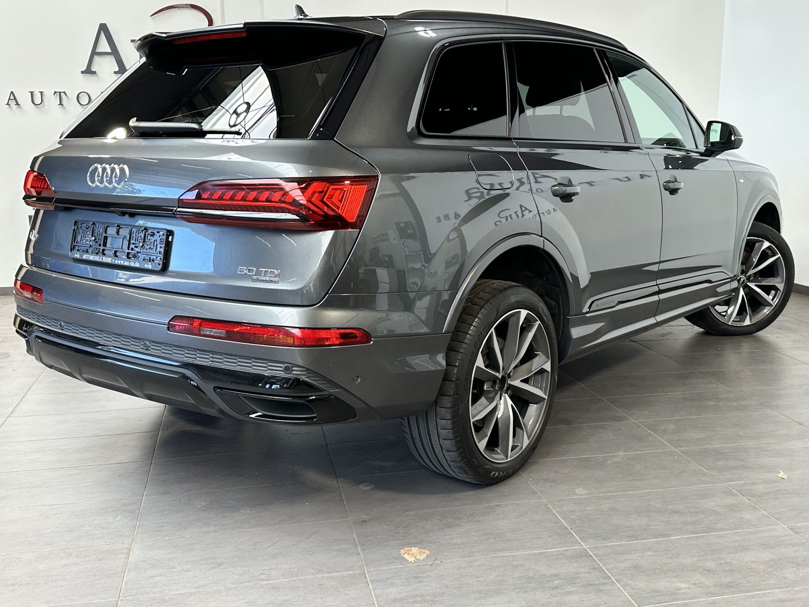 Fahrzeugabbildung Audi Q7 50 TDI S-Line Black 7Sitzer NAV+MATRIX+AHK+VC