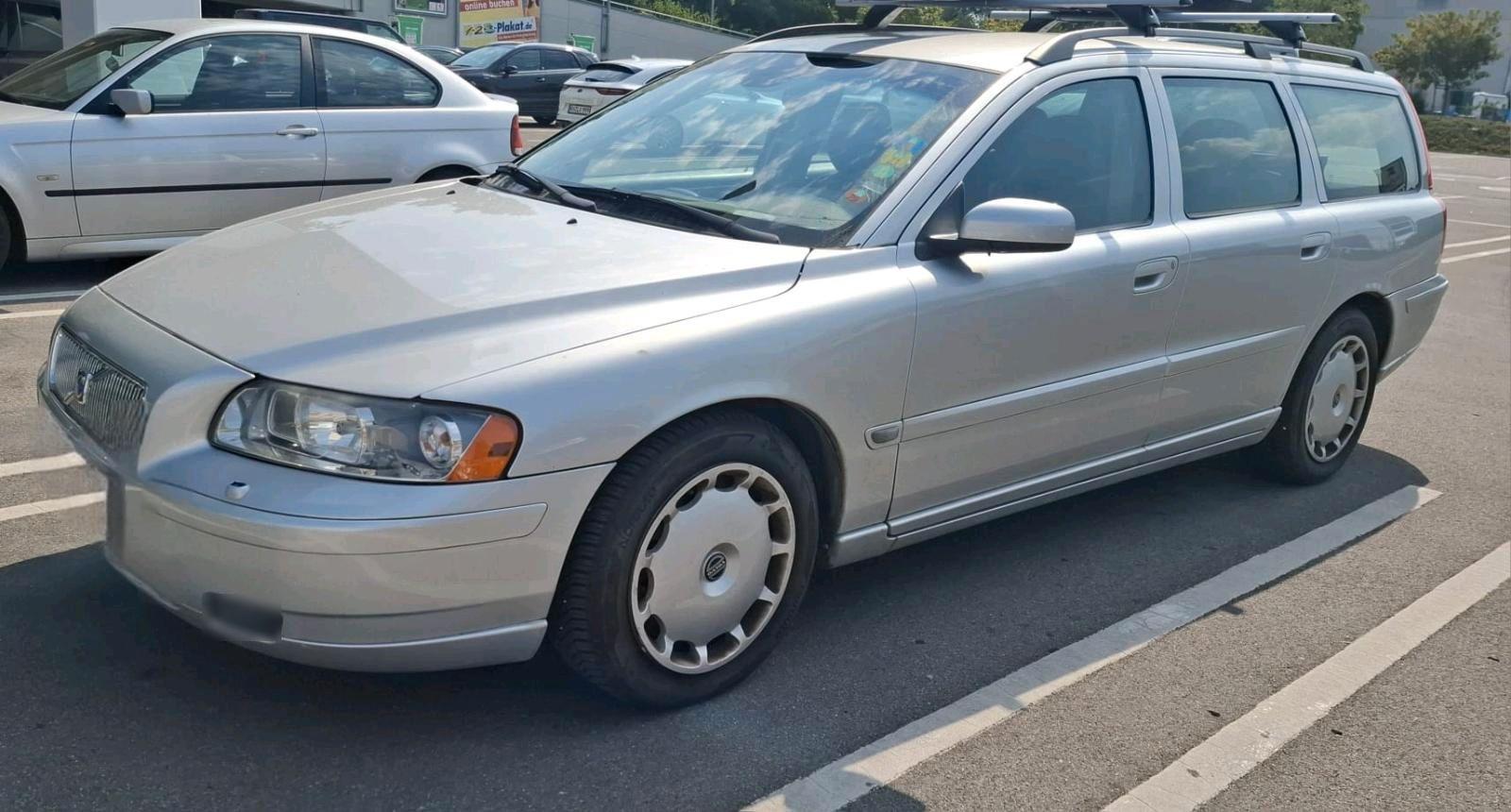 Volvo V70 2004 — rear view