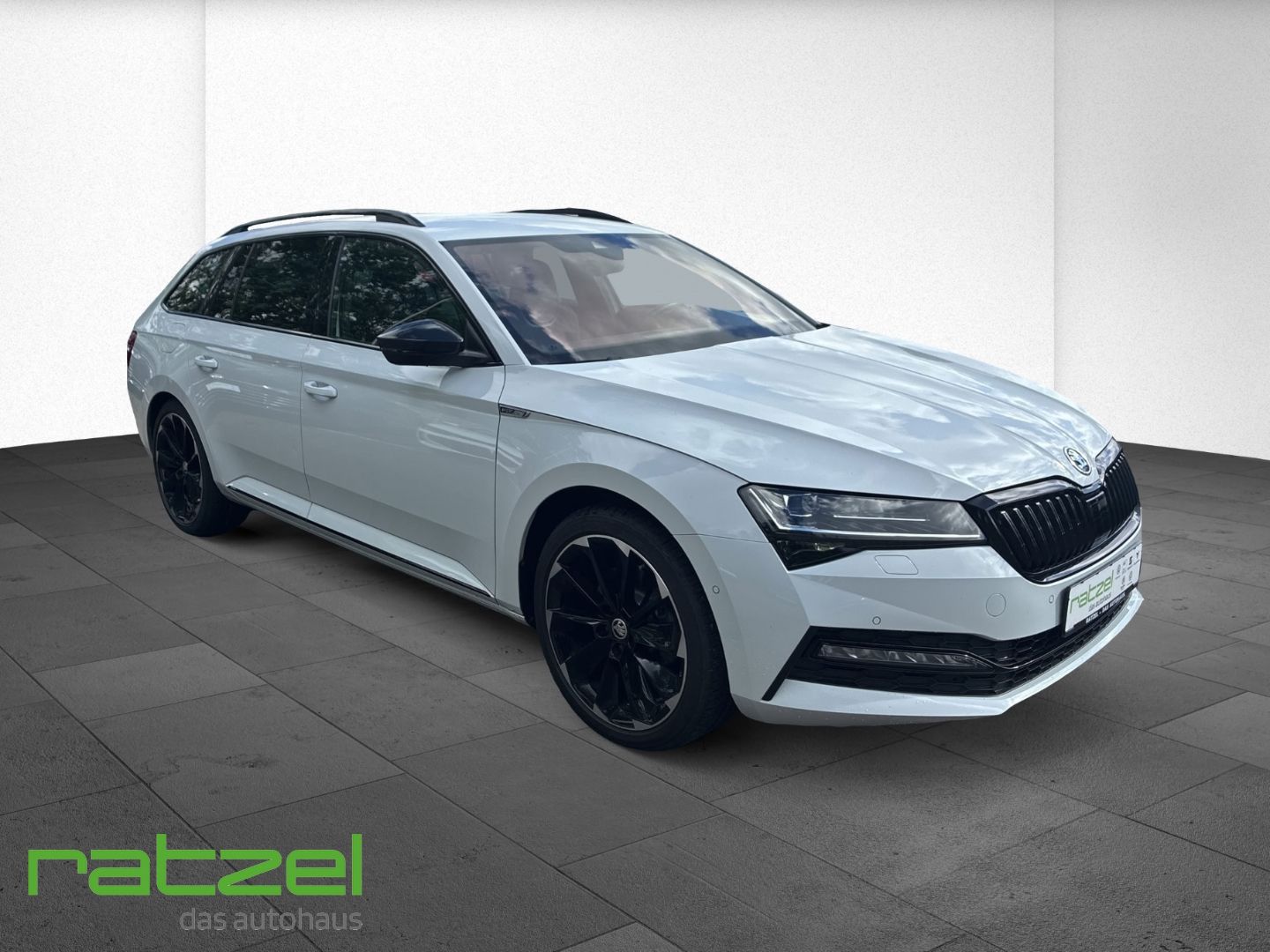 Fahrzeugabbildung SKODA Superb Sportline Combi 2.0 TDI AHK Navi Leder