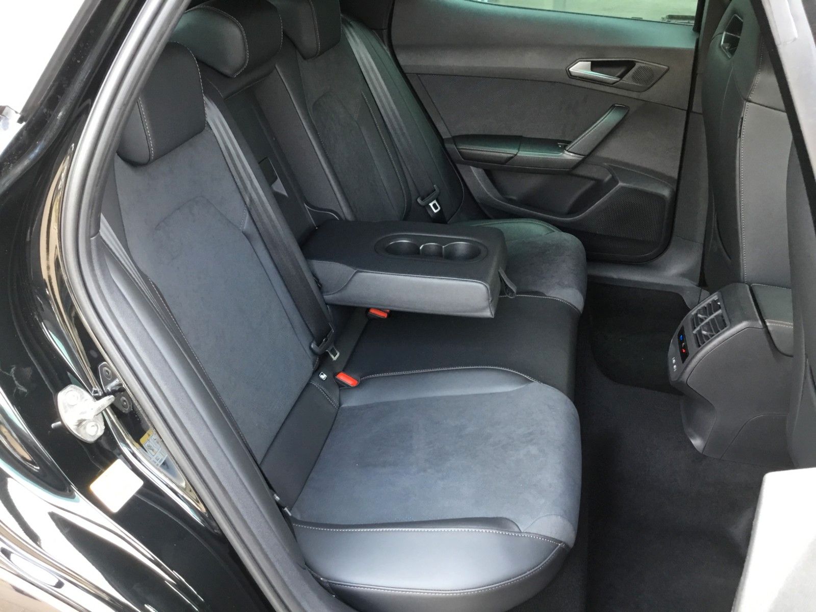 Fahrzeugabbildung CUPRA Formentor 2.0 TSI DSG 4WD+Pano+Matrix+AHK+19"