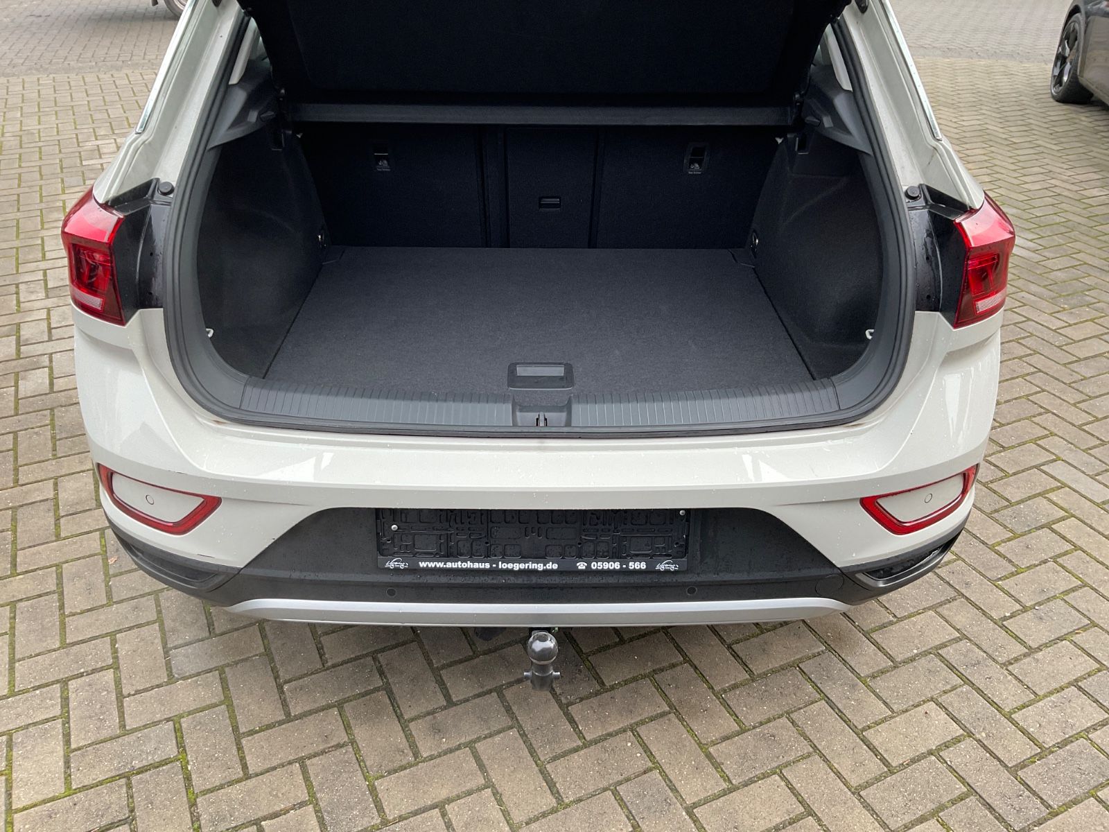 Fahrzeugabbildung Volkswagen T-Roc 1.5 TSI DSG Life,LED,AHK,Navi