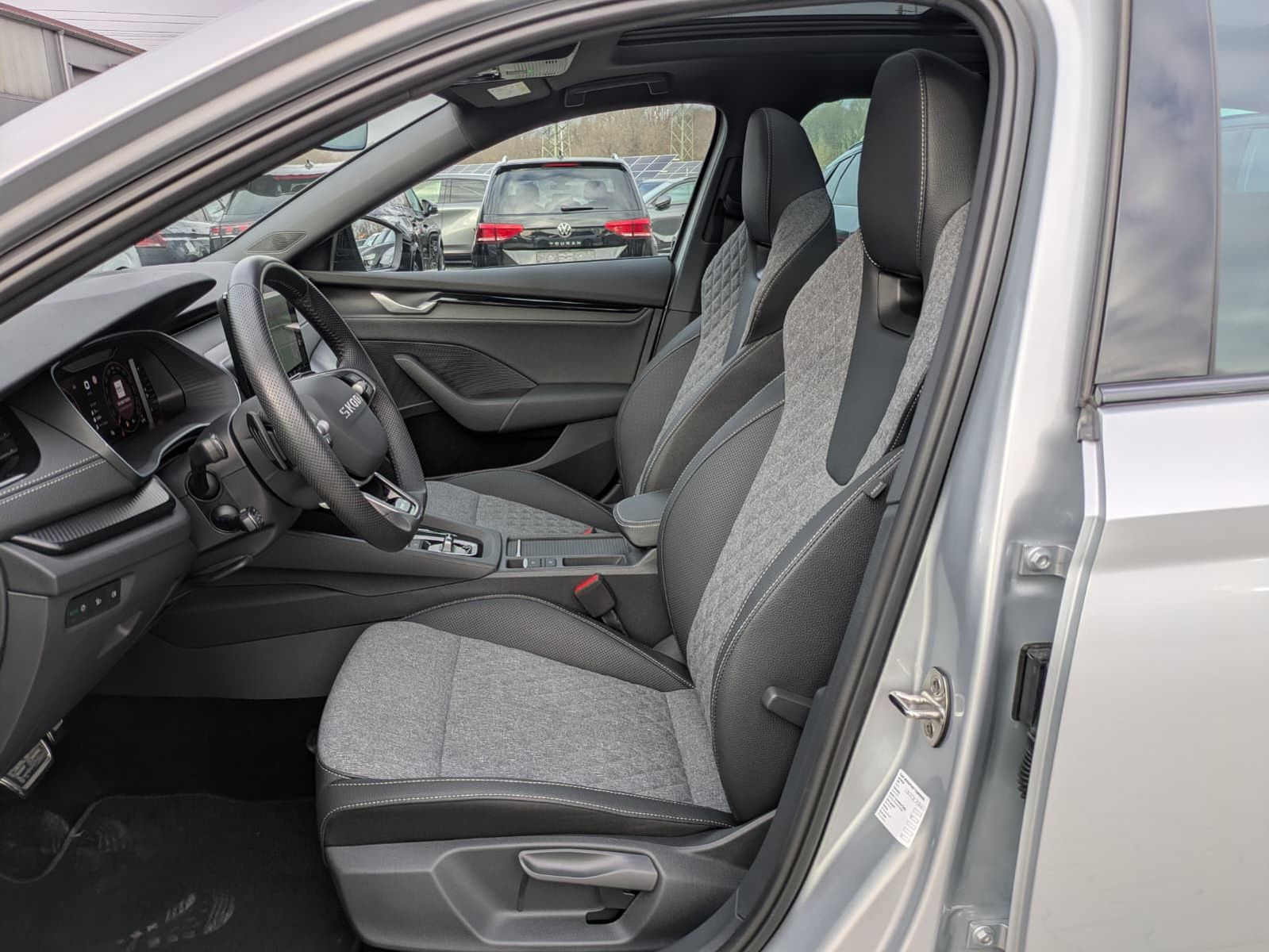 Fahrzeugabbildung SKODA Octavia 1.5 DSG Sportline PANO*MATRIX*AHK*5J.GAR