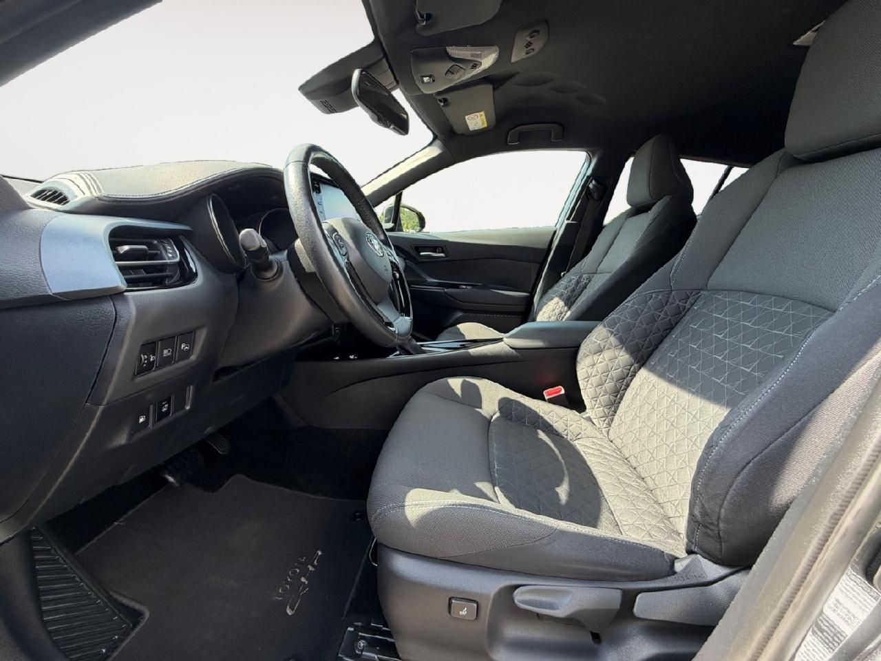 Fahrzeugabbildung Toyota C-HR Hybrid Team D