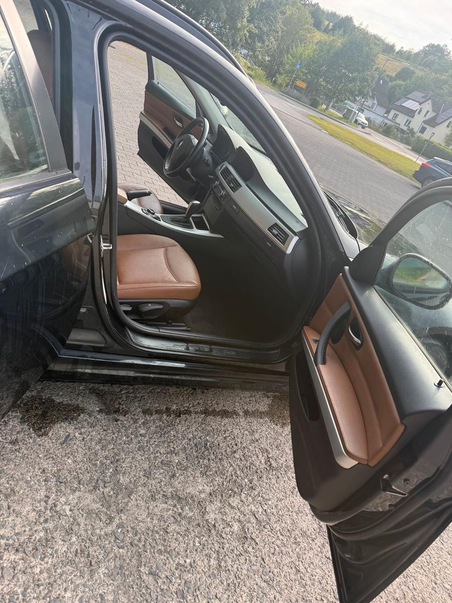 BMW 320 2011 — photo 12