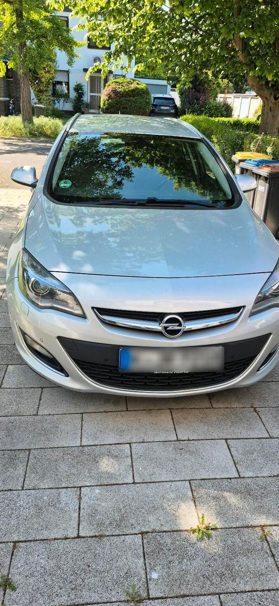 Opel Astra 2013 — rear view