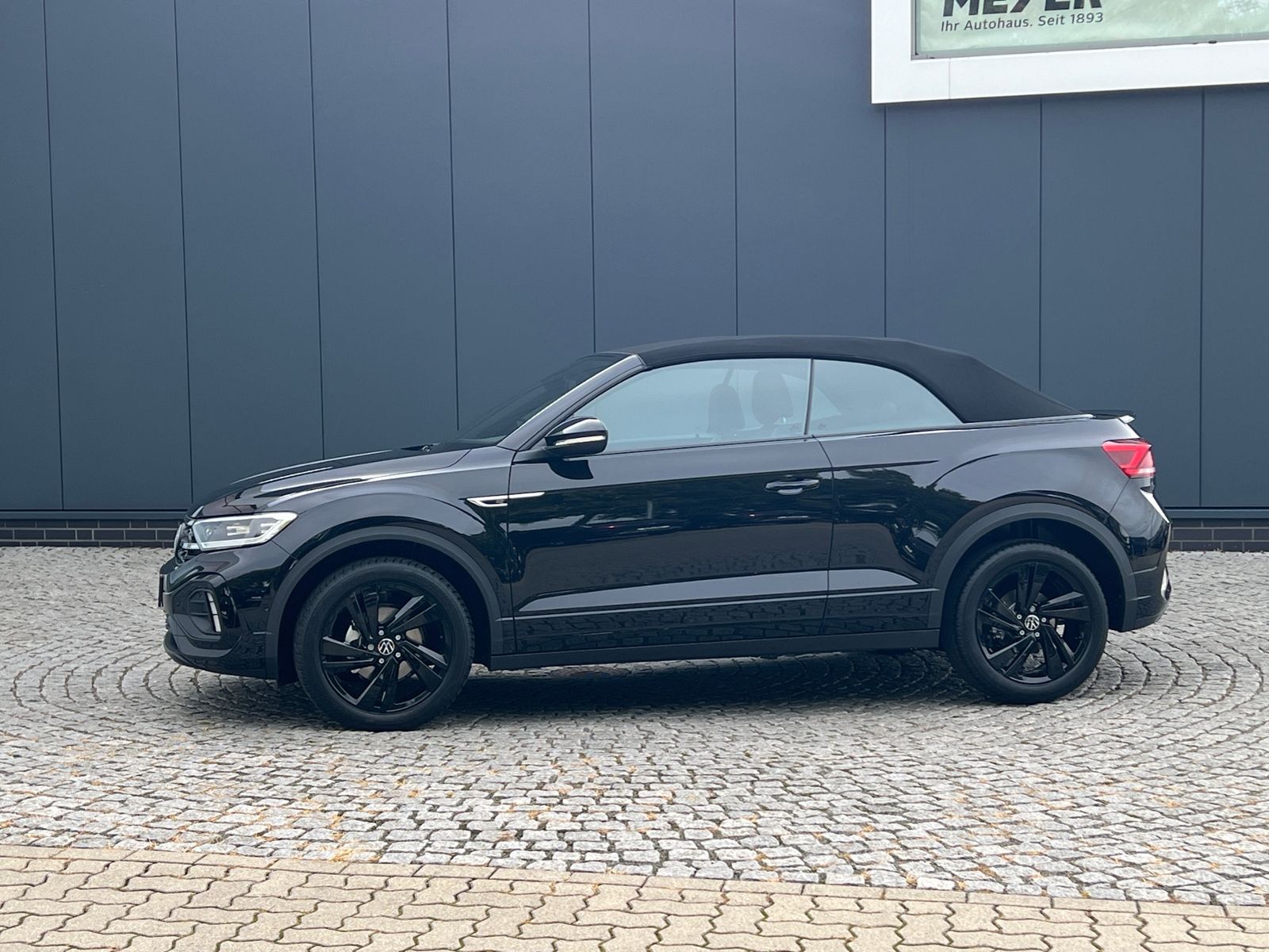 Fahrzeugabbildung Volkswagen T-Roc Cabriolet R-Line 1.5 TSI DSG *AHK,Black-St