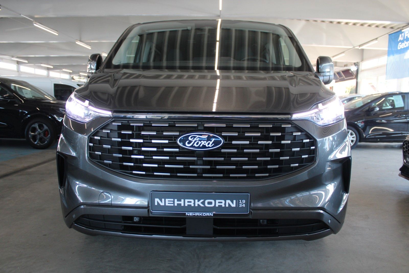Fahrzeugabbildung Ford Tourneo Custom L2 8-Sitzer Titanium AHK LED ACC