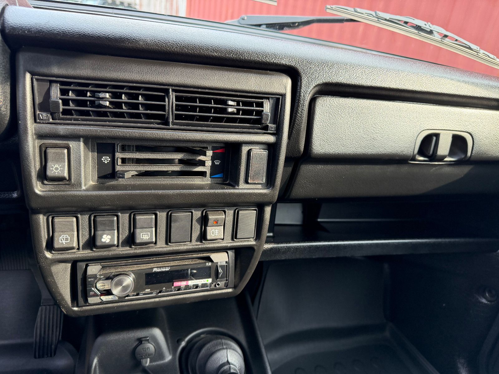 Fahrzeugabbildung Lada TAIGA-NIVA / AHK / ZV /  RADIO / SOFORT