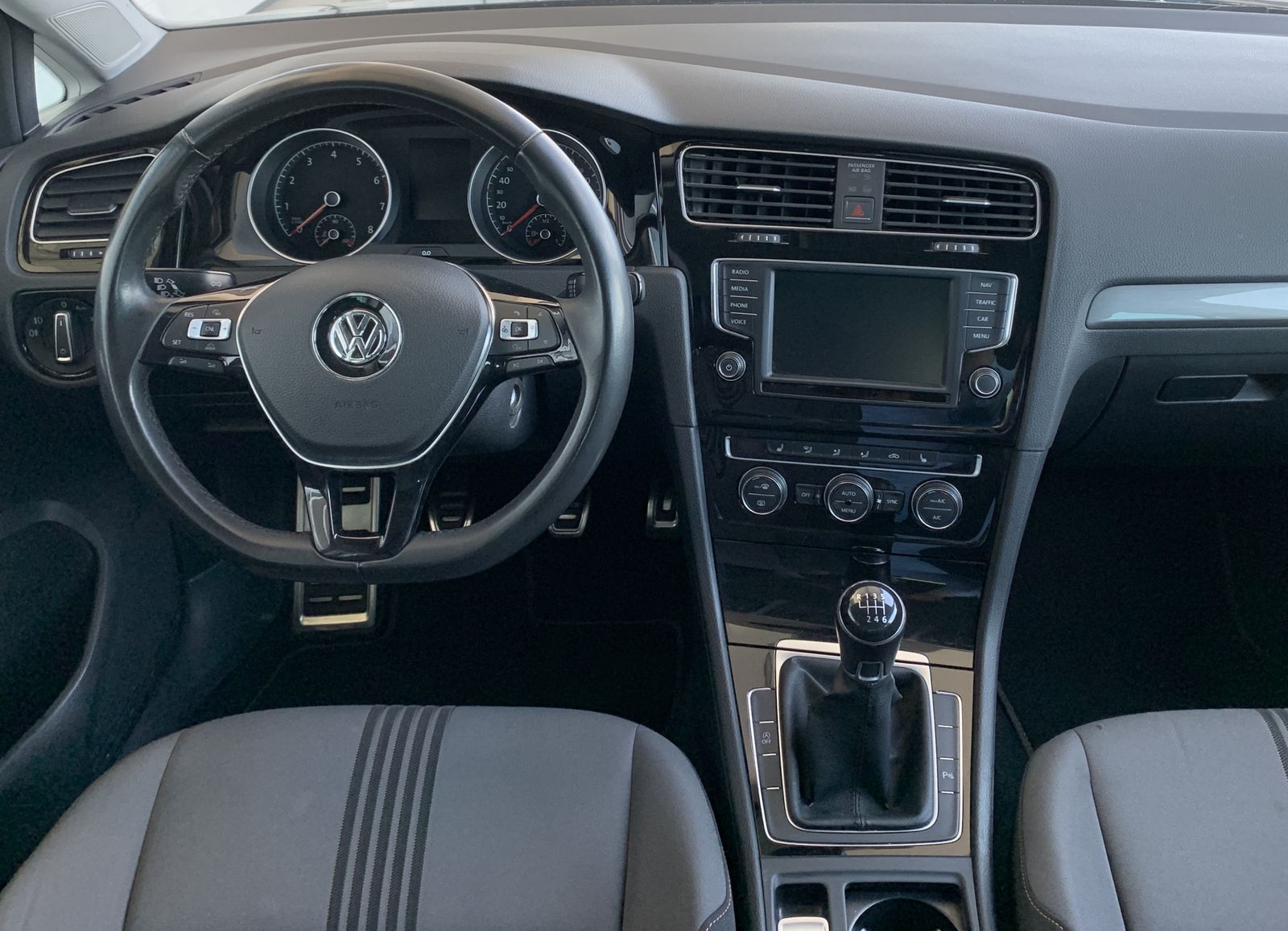 Fahrzeugabbildung Volkswagen Golf 1.2 TSI*Allstar*AHK*Tempomat*Navi*SHZ*PDC*