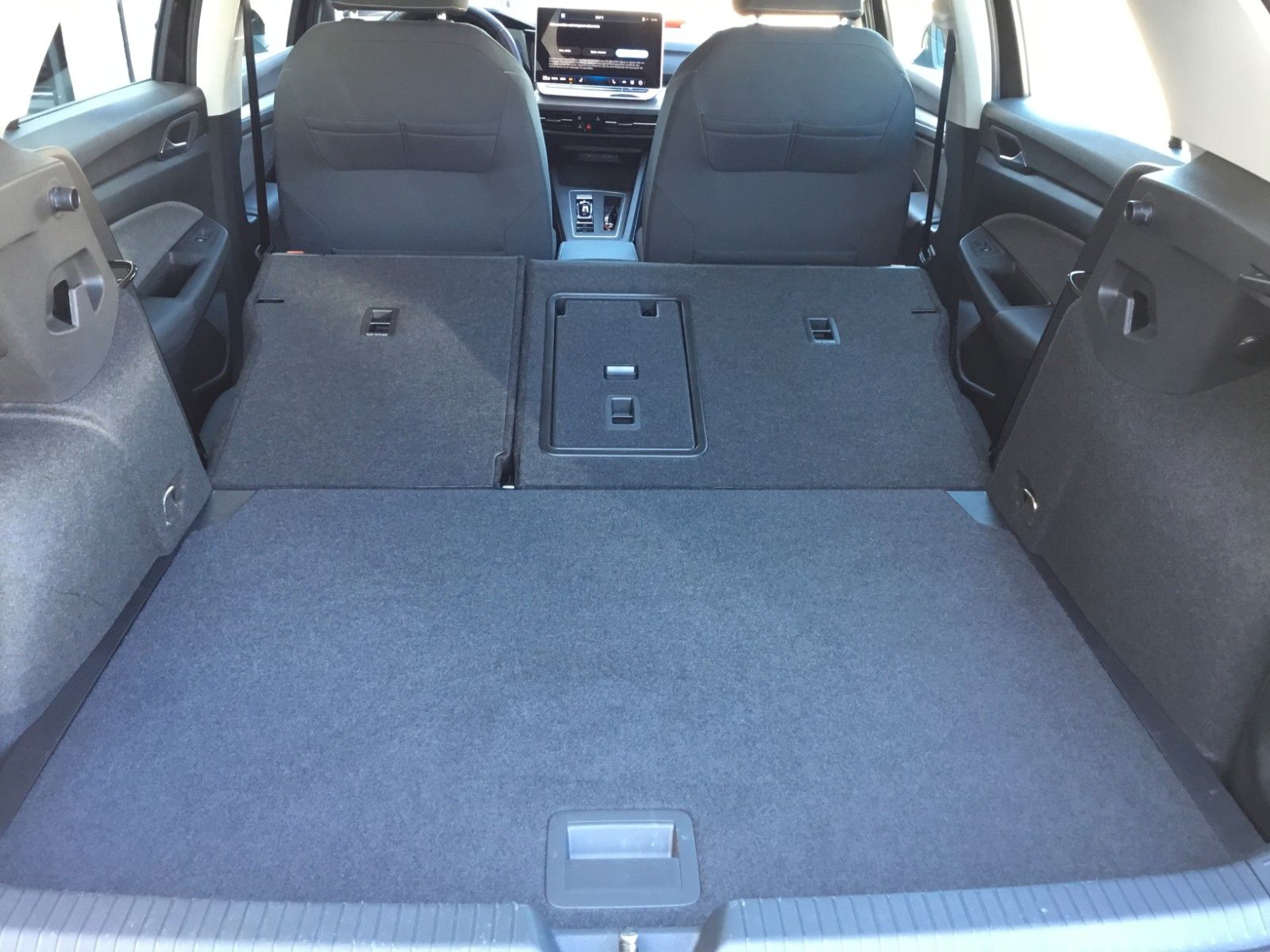 Fahrzeugabbildung Volkswagen Golf 1.5 eTSI DSG Life+AHK+LED+Kamera+Navi