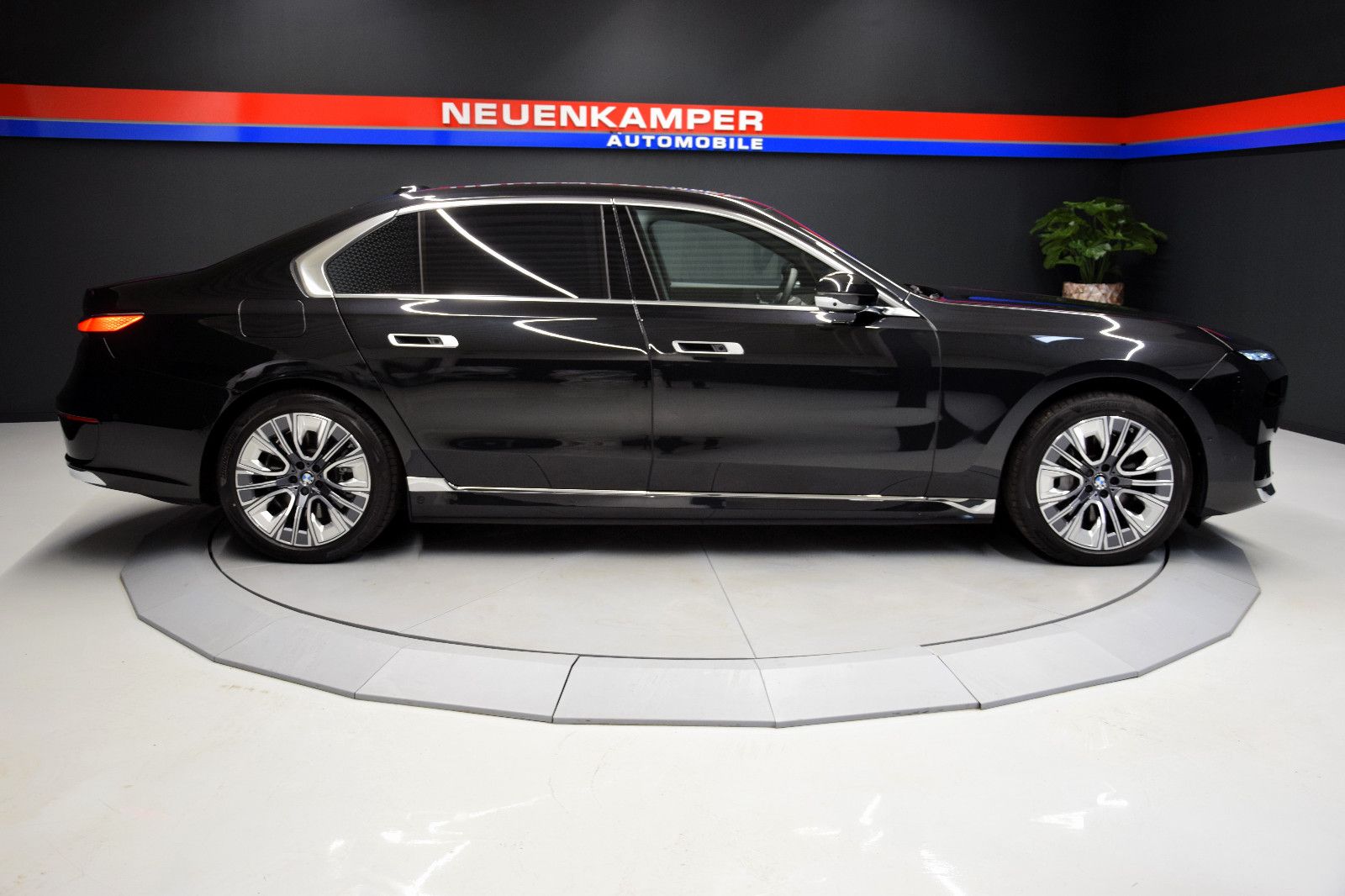 Fahrzeugabbildung BMW i7 xDrive 60 Design Pure Exce Fond-Ent. Kristall