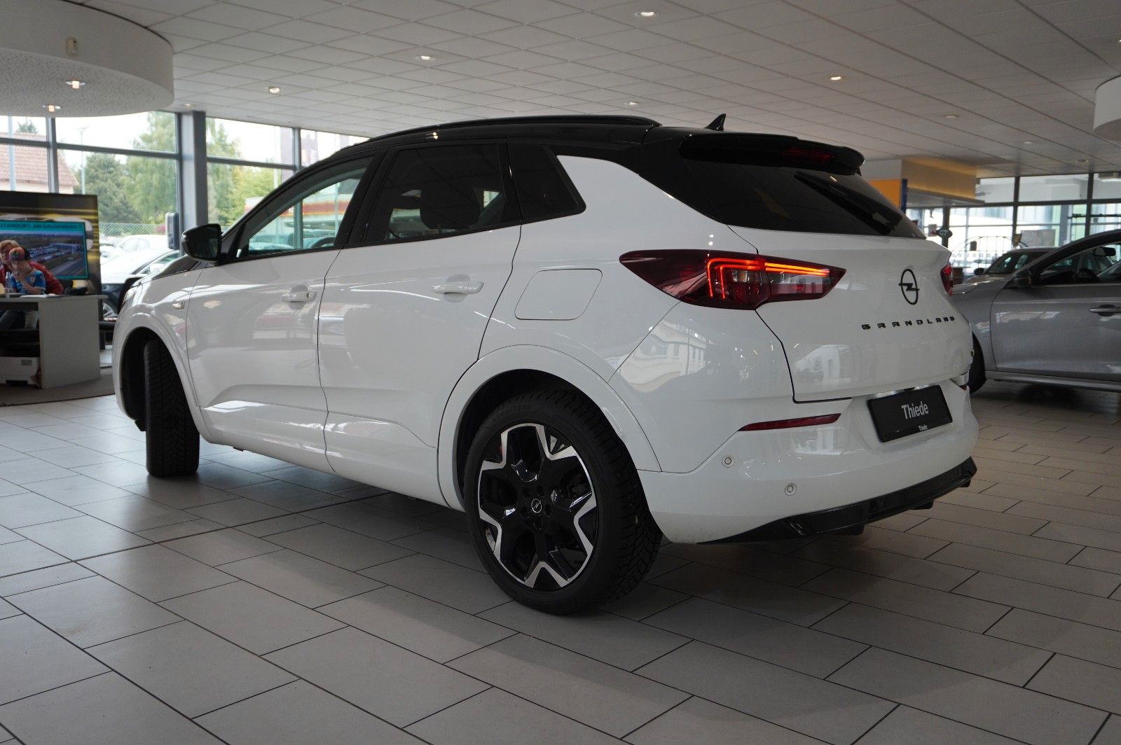 Fahrzeugabbildung Opel Grandland (X) 1.6T GSe HYBRID 4X4 NAVI/LED/SPORT