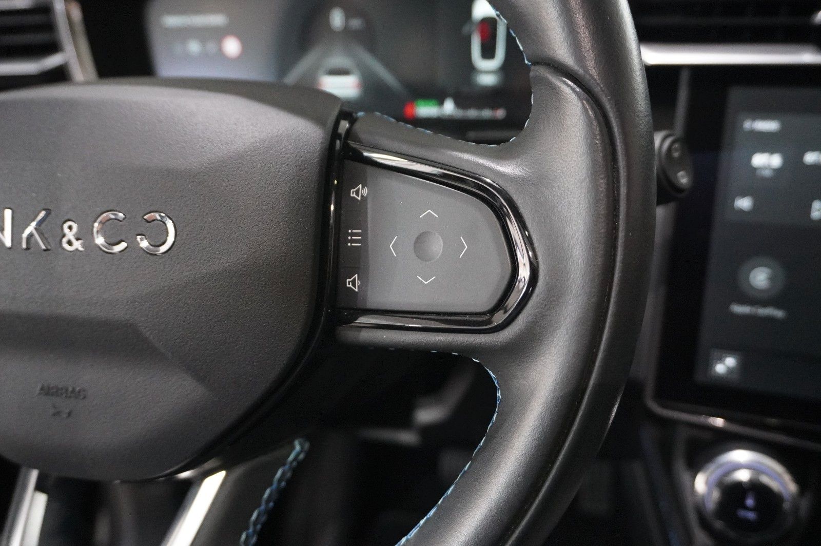 Fahrzeugabbildung Lynk&Co 01 1.5T HEV HYBRID NAVI/LED/SPORT/VIRT./PANO/DAB
