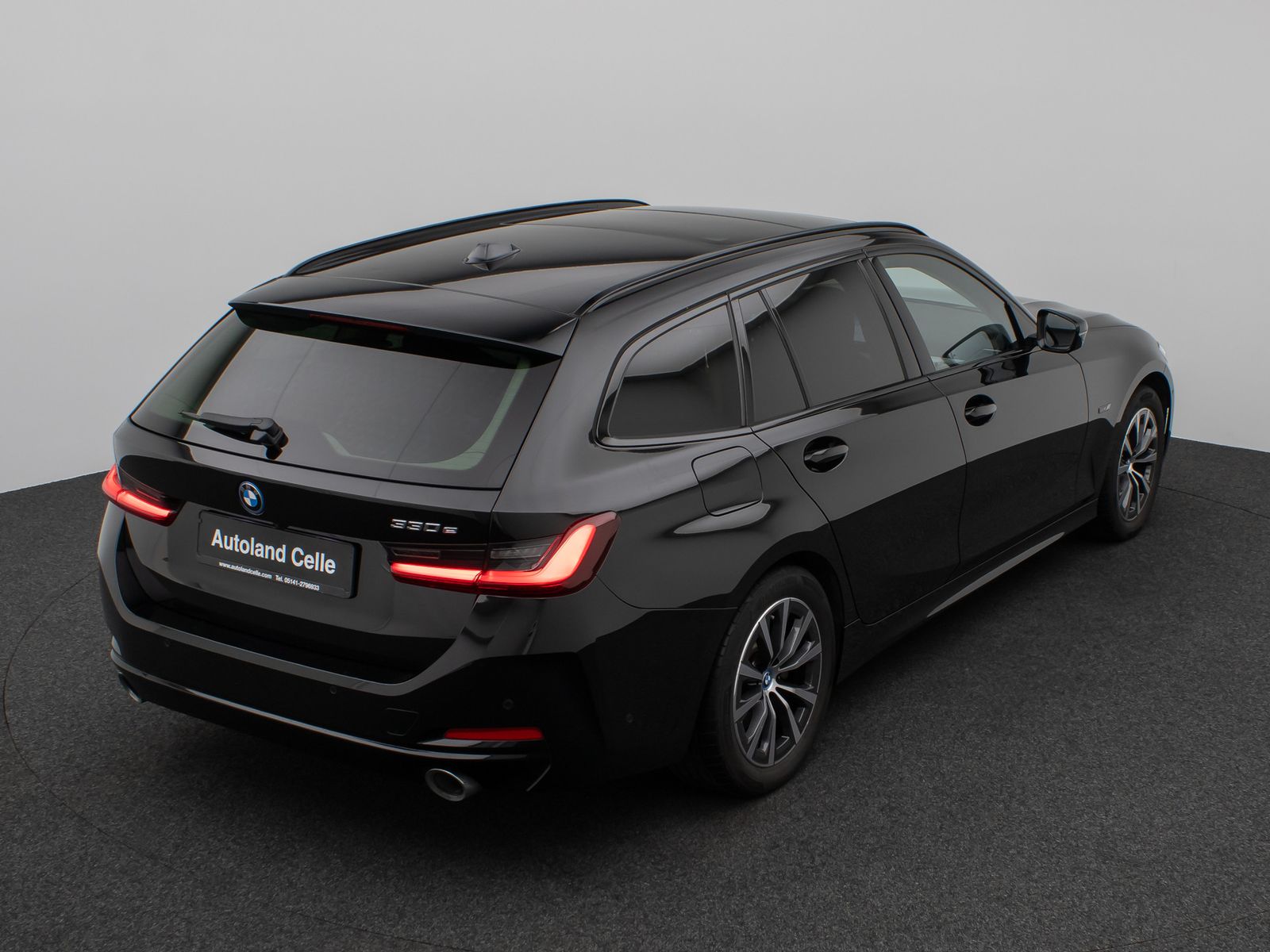 Fahrzeugabbildung BMW 330e Panorama Kamera HUD DAB HiFi Leder Sport