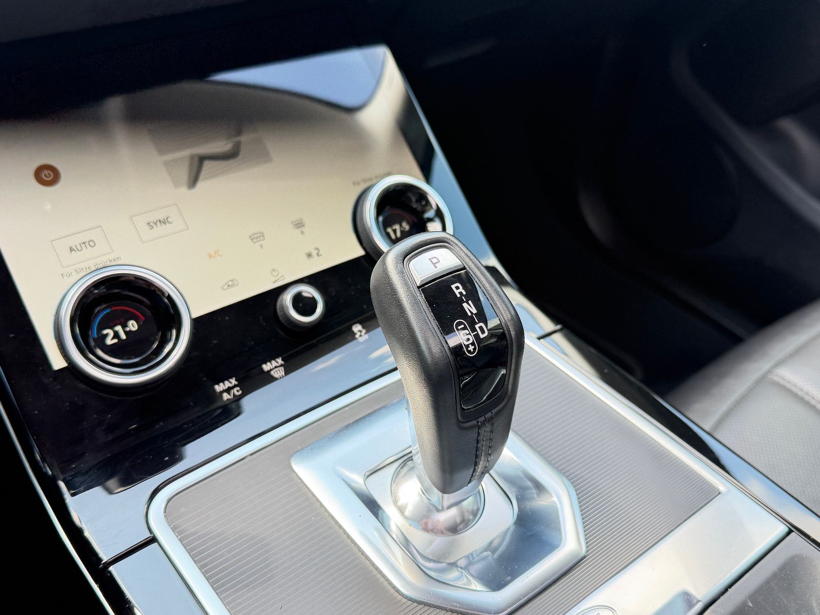 Fahrzeugabbildung Land Rover Range Rover Evoque SE Hybrid /PANO/MERIDIAN/