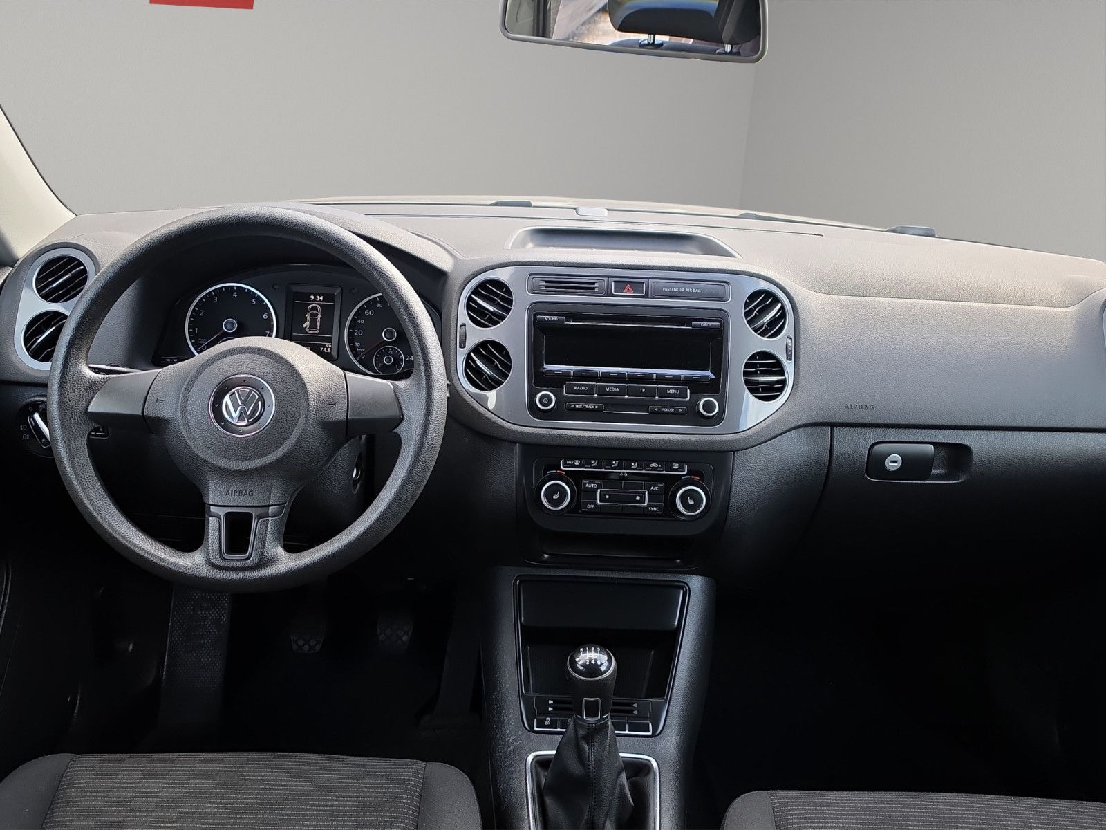 Fahrzeugabbildung Volkswagen Tiguan AHK TEMPOMAT PDC SHZ TÜV SERVICE NEU