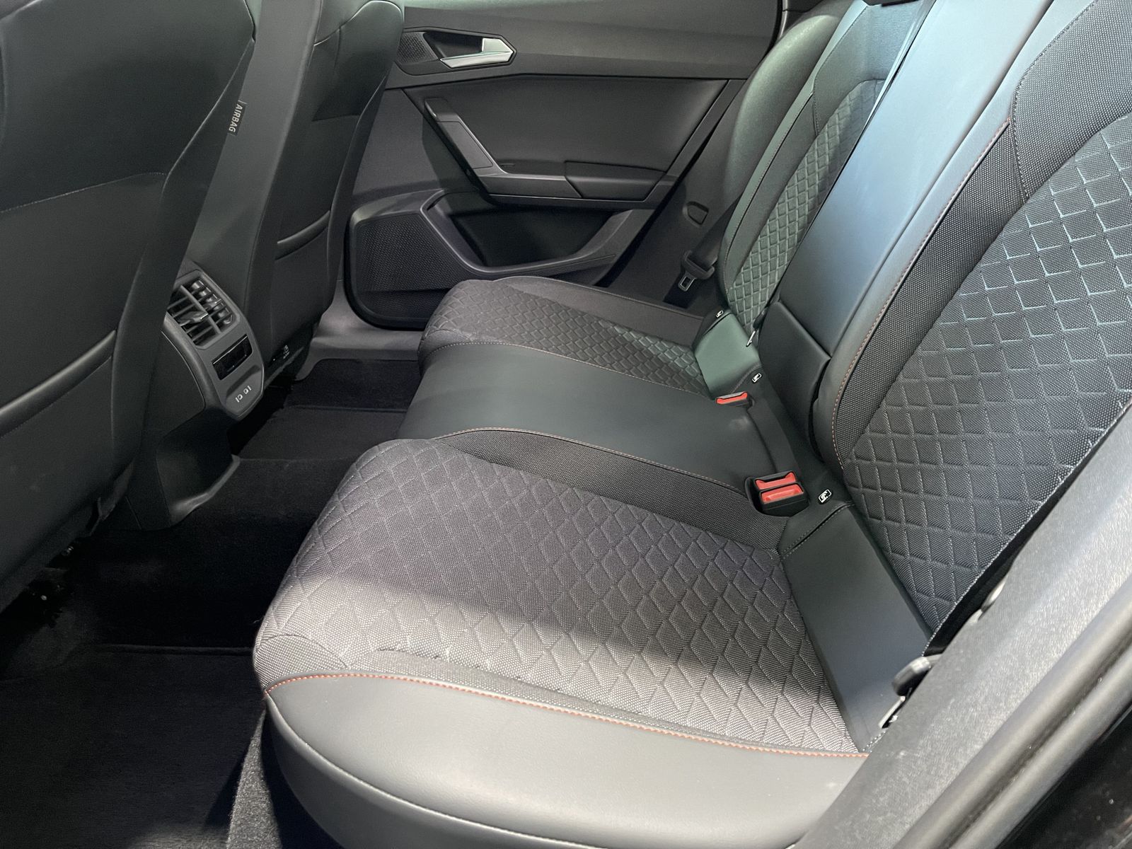 Fahrzeugabbildung SEAT Leon FR 2.0 TDI*LED*Navi*Beats*ACC*Navi*