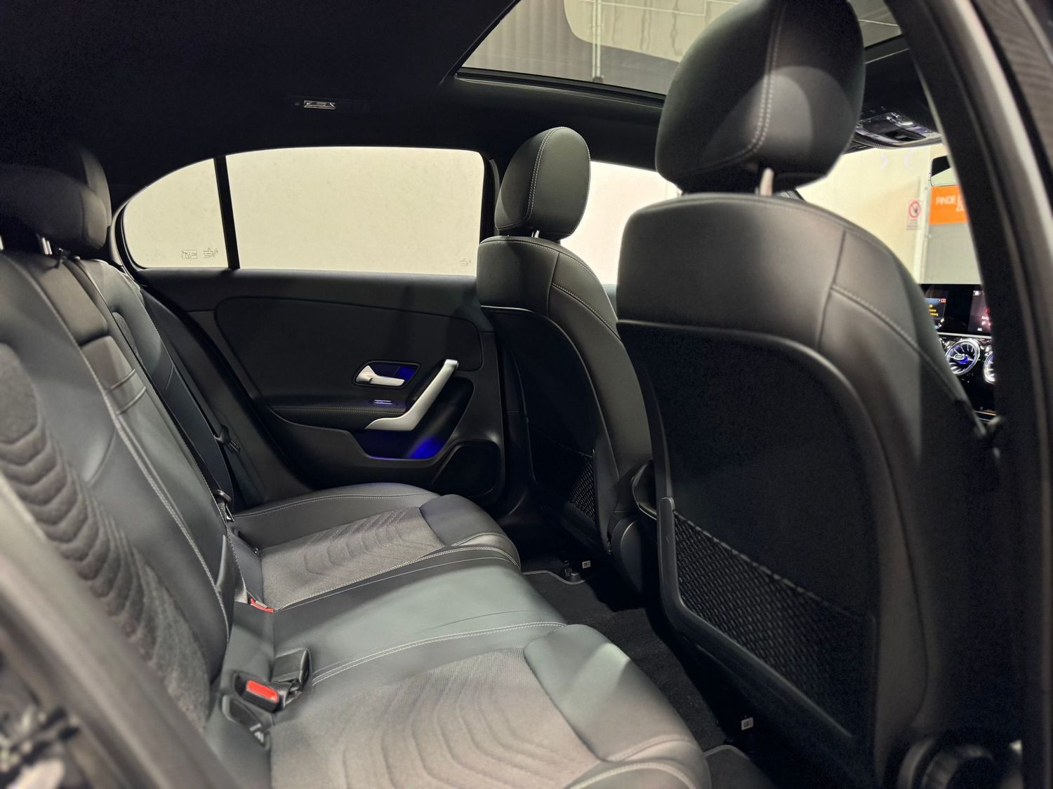 Fahrzeugabbildung Mercedes-Benz A 180 d Night#LED#MBUX#Ambiente#Pano#Spur
