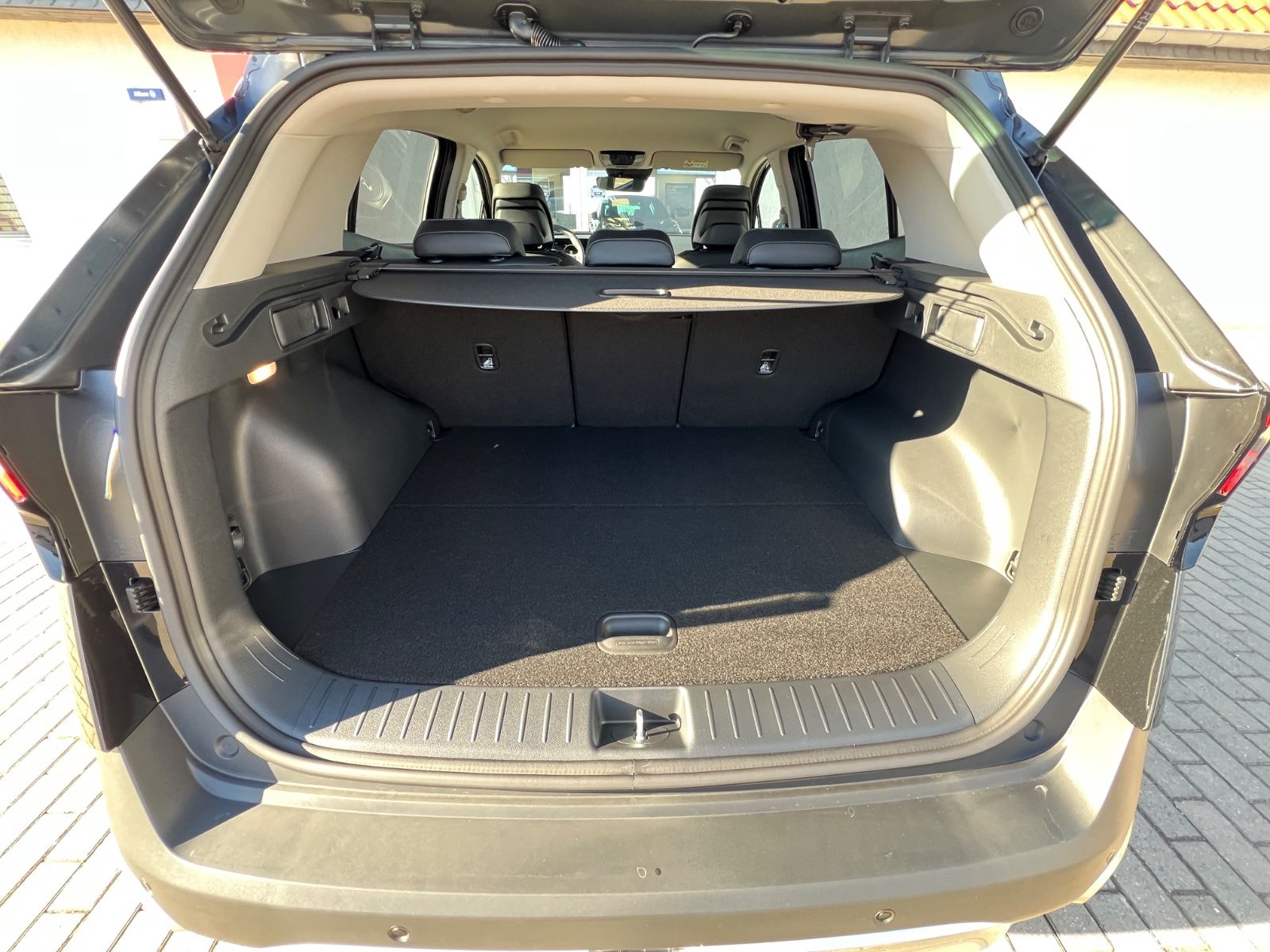 Fahrzeugabbildung Kia SPORTAGE 1.6T 48V 2WD DCT ULTIMATE EDITION