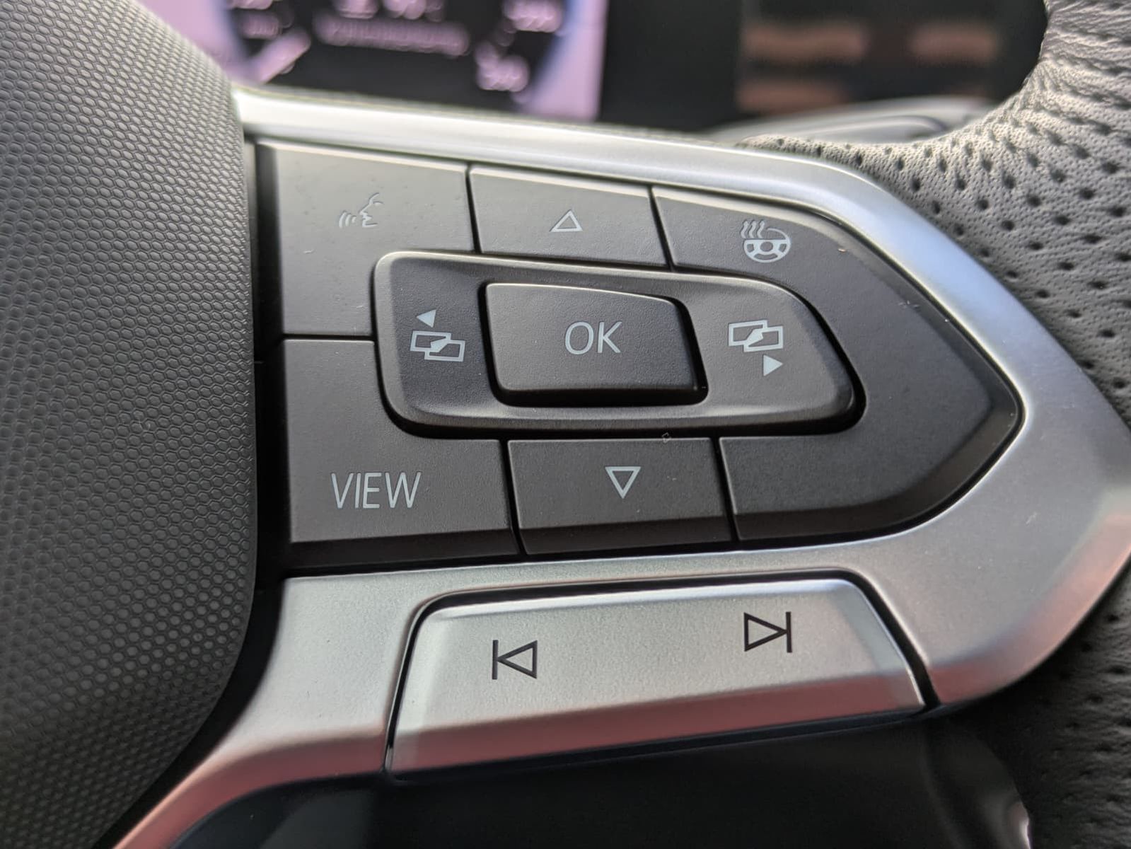 Fahrzeugabbildung Volkswagen Tiguan 2.0 TDI 4M R-Line PANO*H&K*AHK*MATRIX*20"